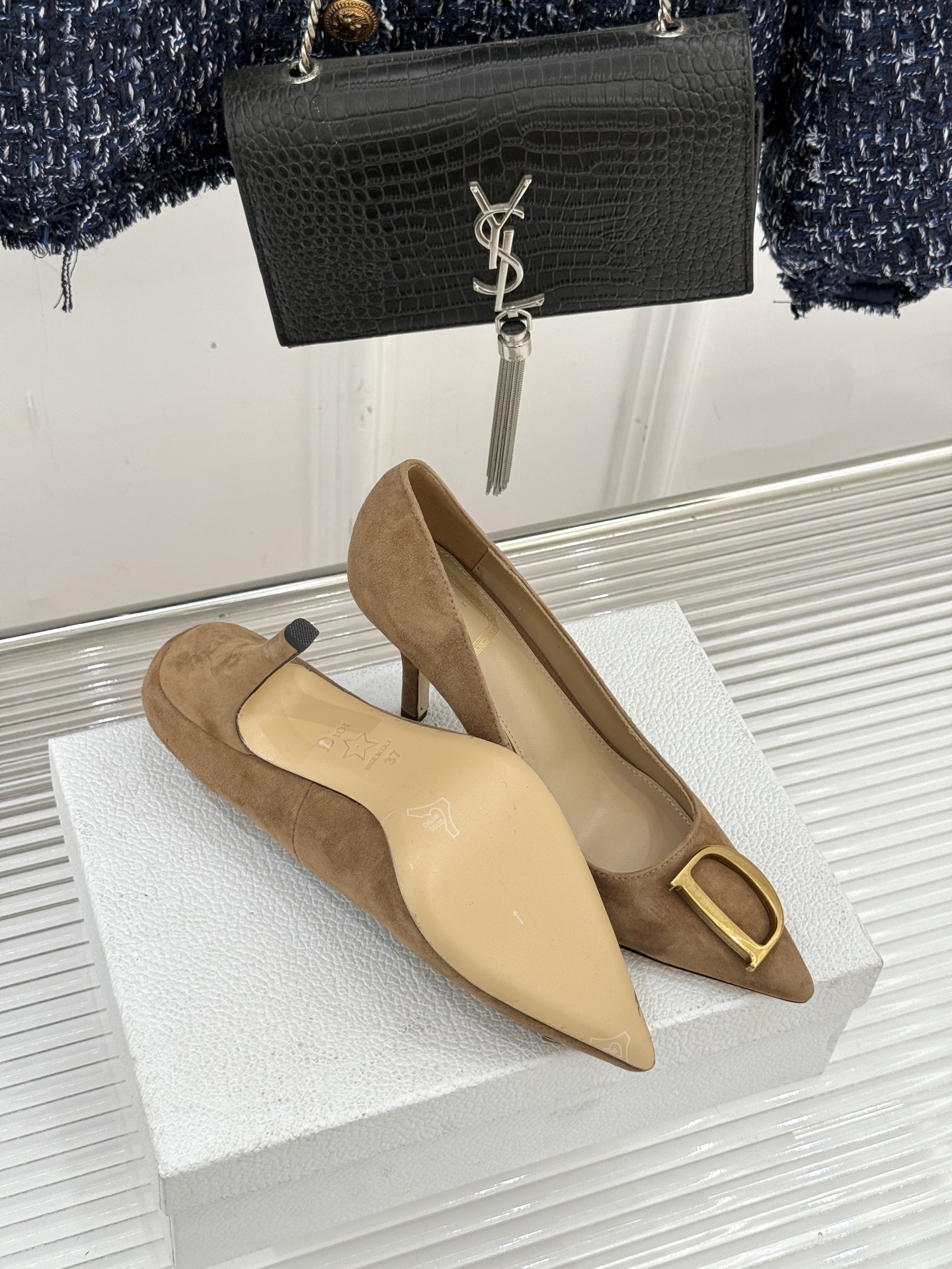 Dior/迪奥25WF新品CD金属扣尖头高跟鞋单鞋这款鞋以利落廓形重塑女性力量美学鞋跟高度拿捏得宜 既衬