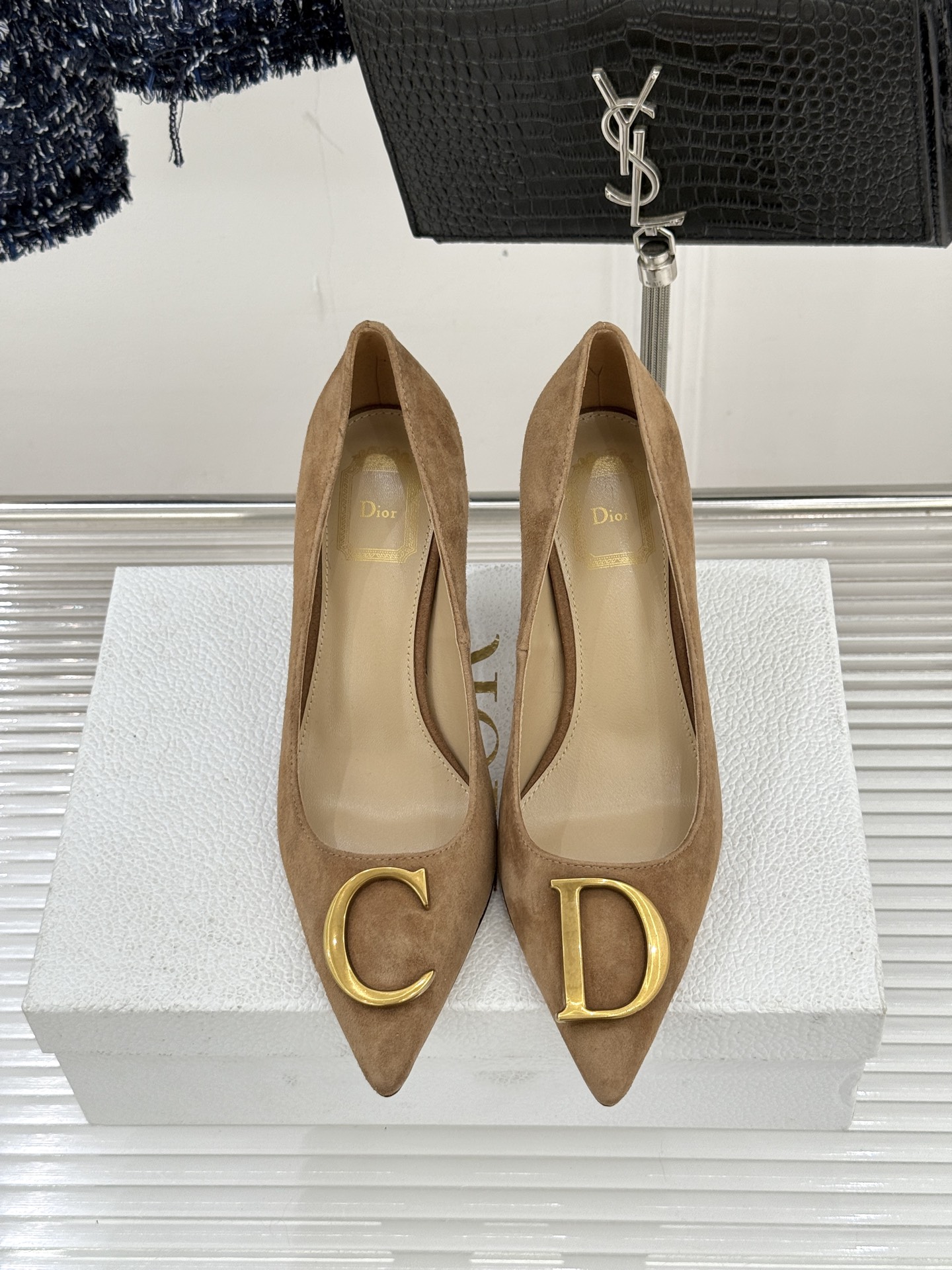 Dior/迪奥25WF新品CD金属扣尖头高跟鞋单鞋这款鞋以利落廓形重塑女性力量美学鞋跟高度拿捏得宜 既衬