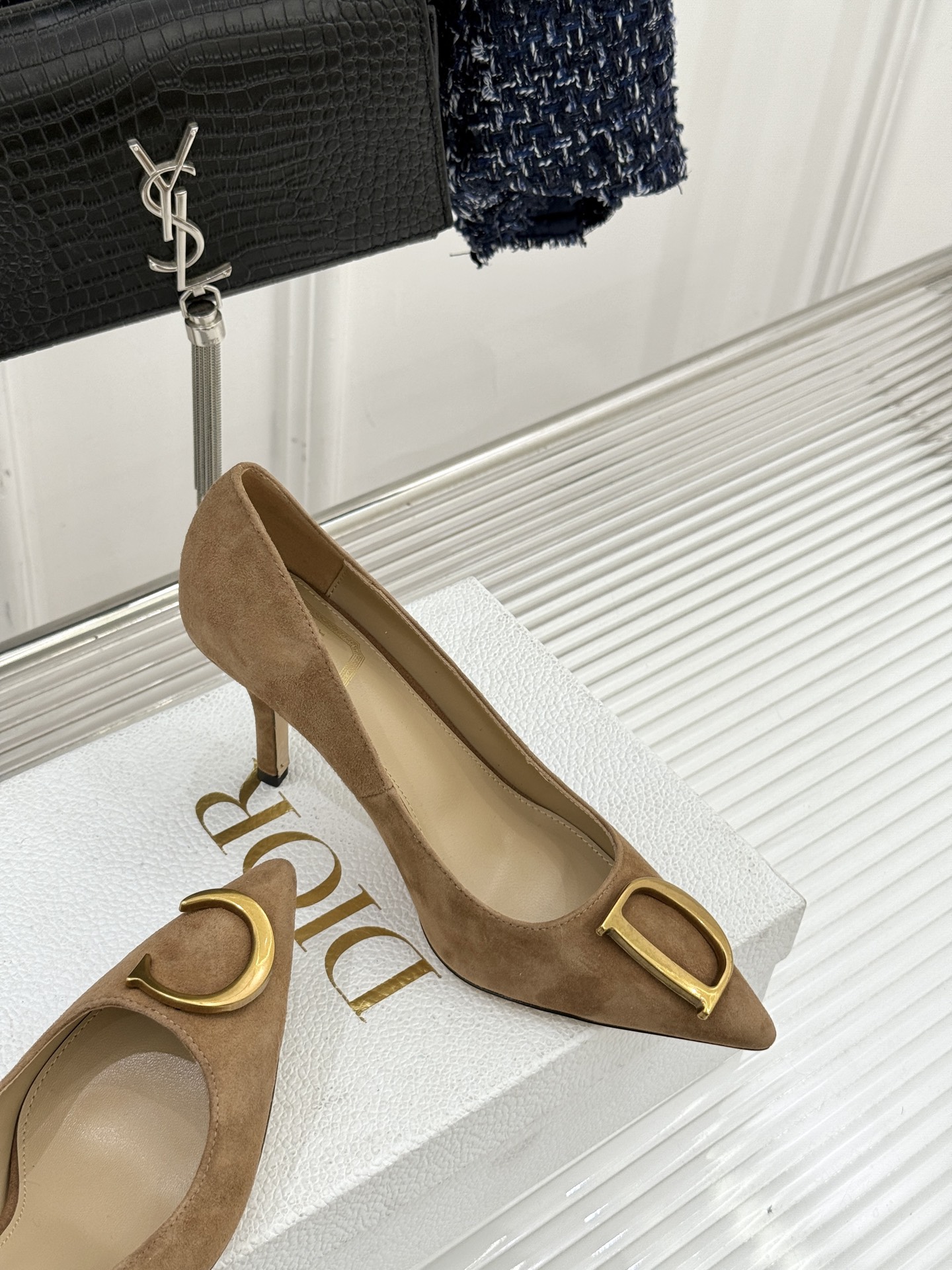 Dior/迪奥25WF新品CD金属扣尖头高跟鞋单鞋这款鞋以利落廓形重塑女性力量美学鞋跟高度拿捏得宜 既衬