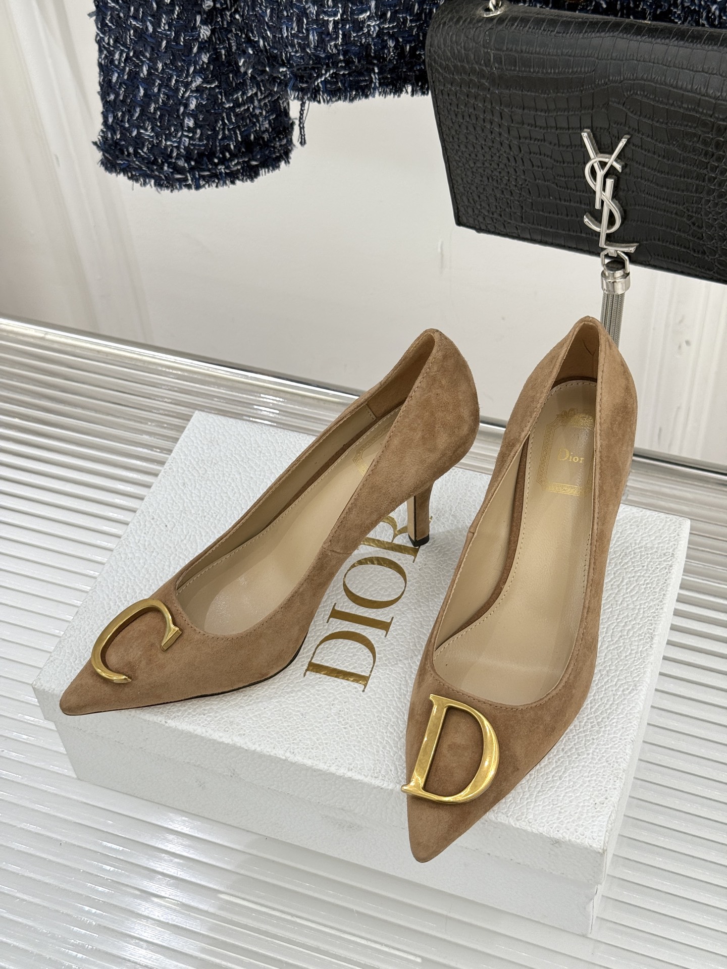 Dior/迪奥25WF新品CD金属扣尖头高跟鞋单鞋这款鞋以利落廓形重塑女性力量美学鞋跟高度拿捏得宜 既衬