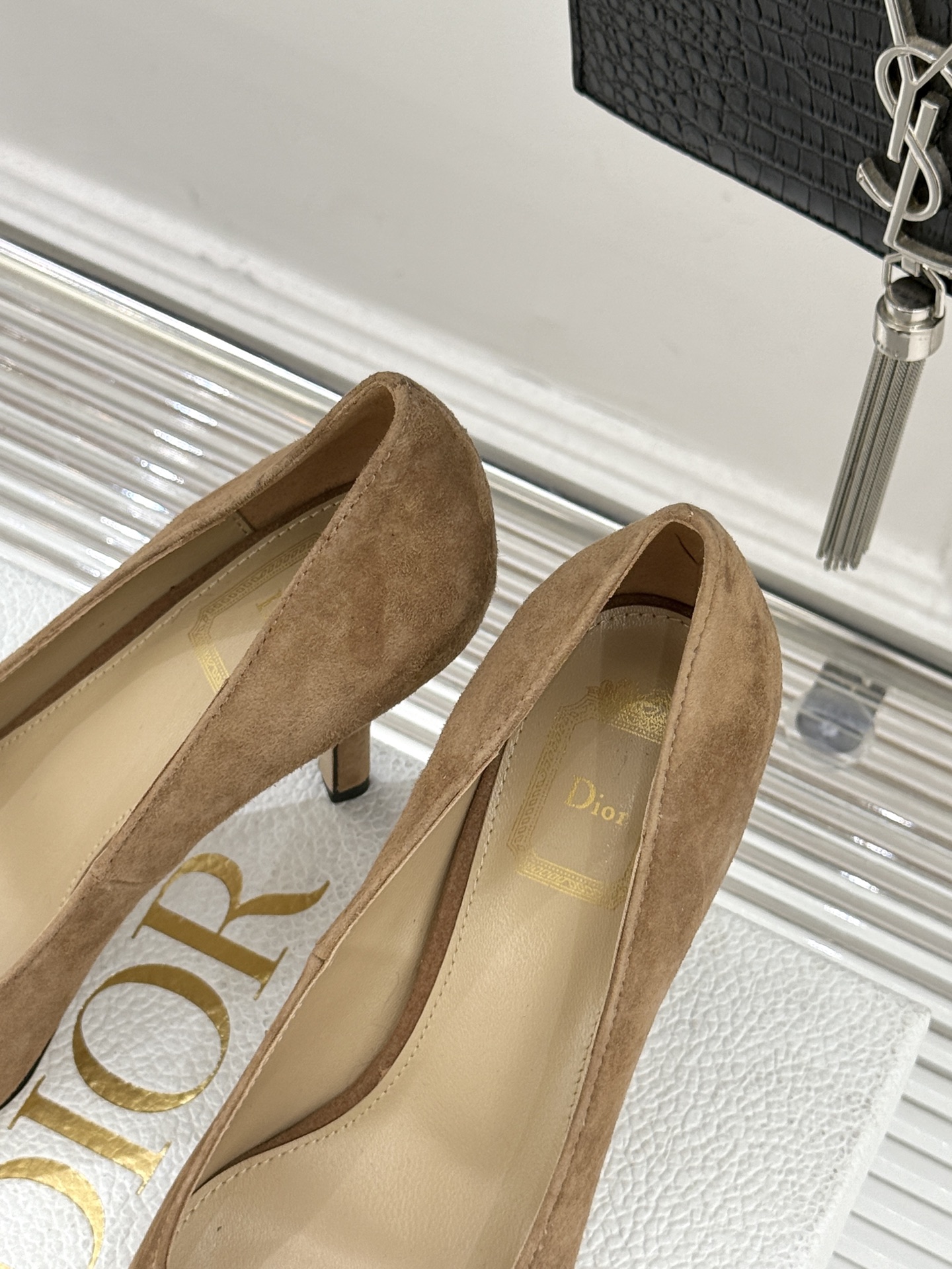 Dior/迪奥25WF新品CD金属扣尖头高跟鞋单鞋这款鞋以利落廓形重塑女性力量美学鞋跟高度拿捏得宜 既衬