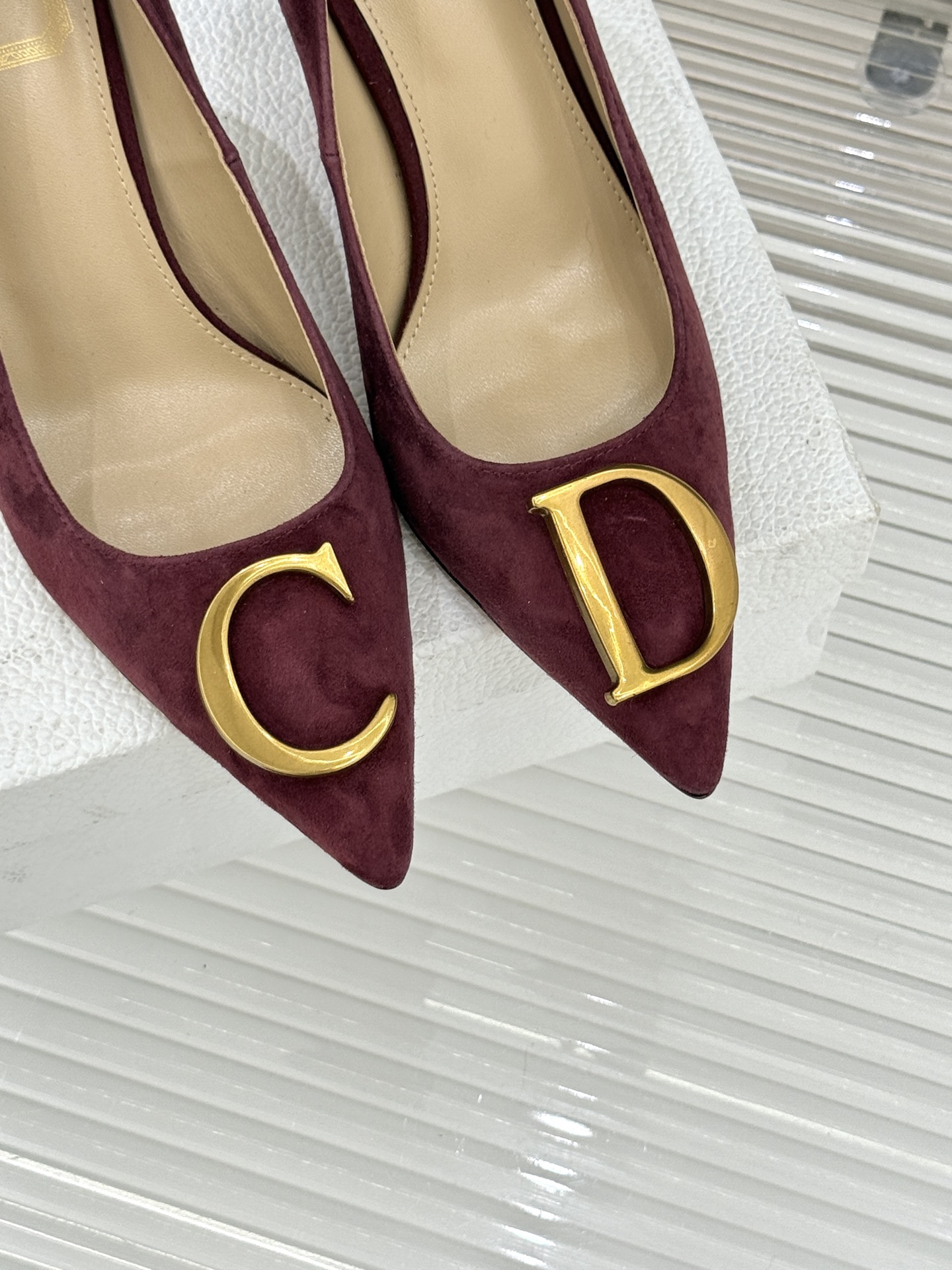 Dior/迪奥25WF新品CD金属扣尖头高跟鞋单鞋这款鞋以利落廓形重塑女性力量美学鞋跟高度拿捏得宜 既衬