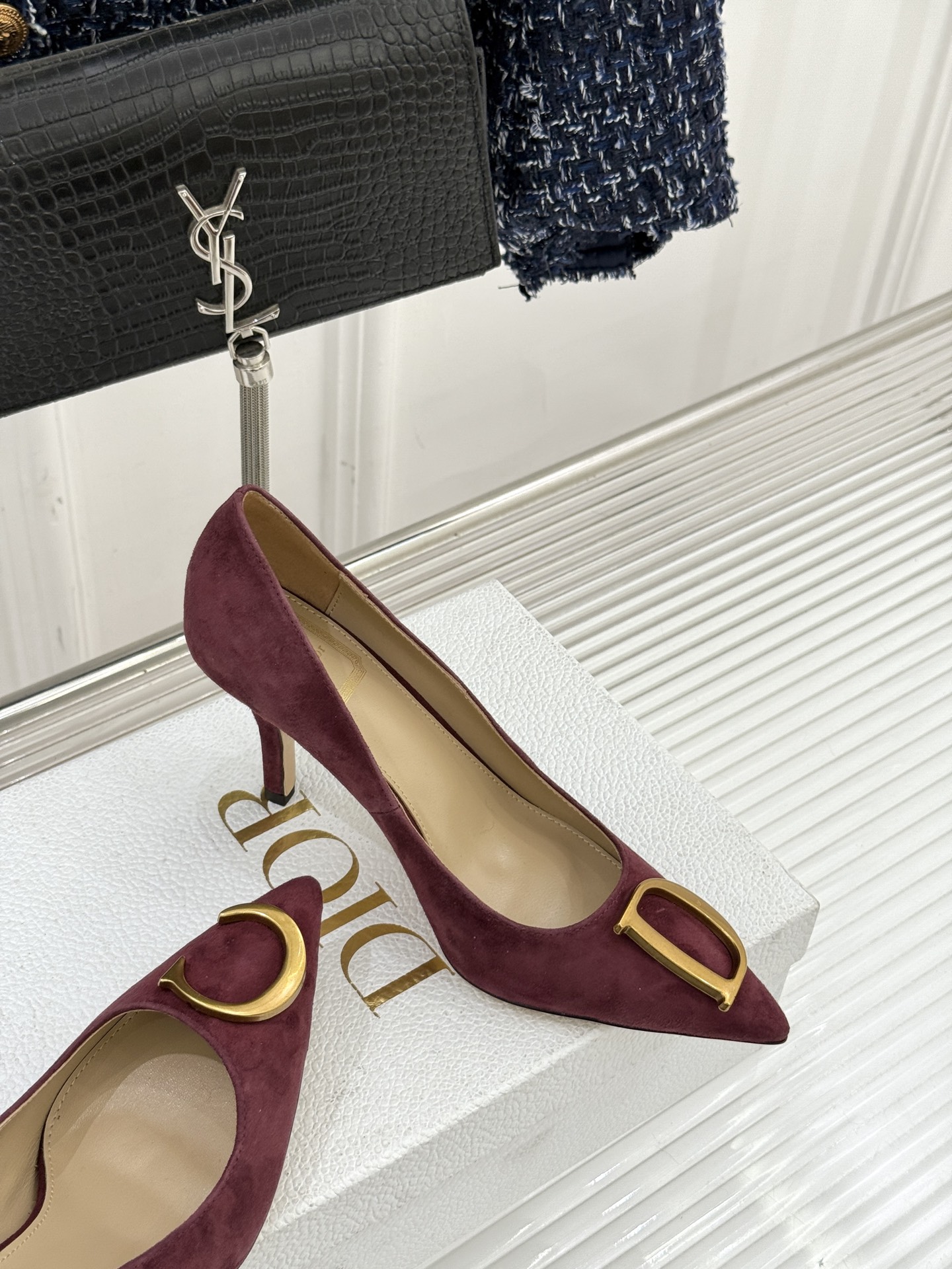 Dior/迪奥25WF新品CD金属扣尖头高跟鞋单鞋这款鞋以利落廓形重塑女性力量美学鞋跟高度拿捏得宜 既衬