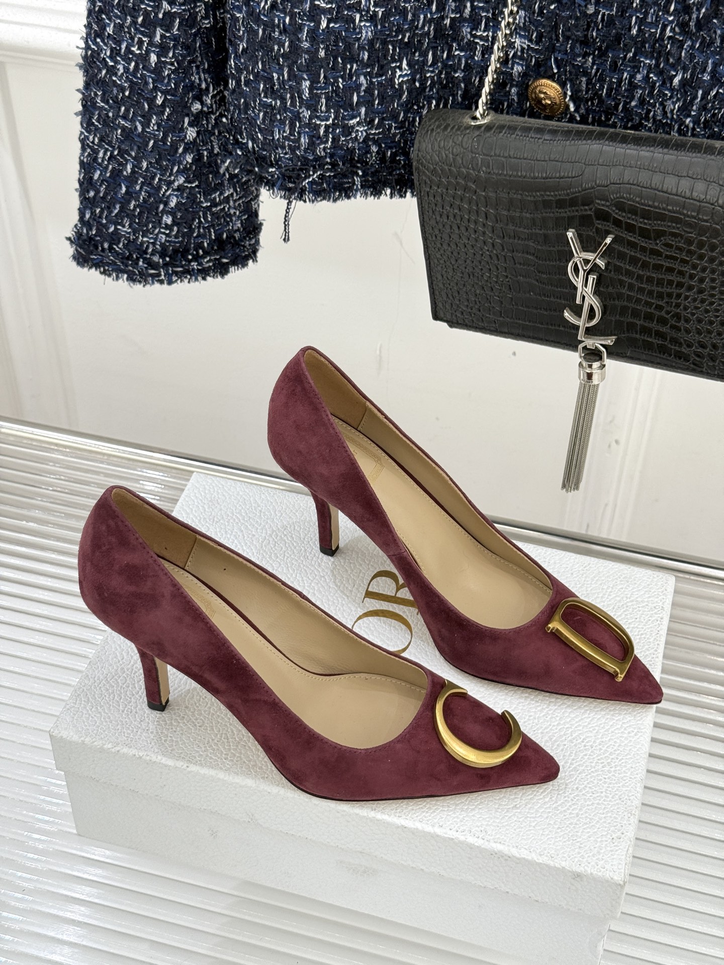 Dior/迪奥25WF新品CD金属扣尖头高跟鞋单鞋这款鞋以利落廓形重塑女性力量美学鞋跟高度拿捏得宜 既衬