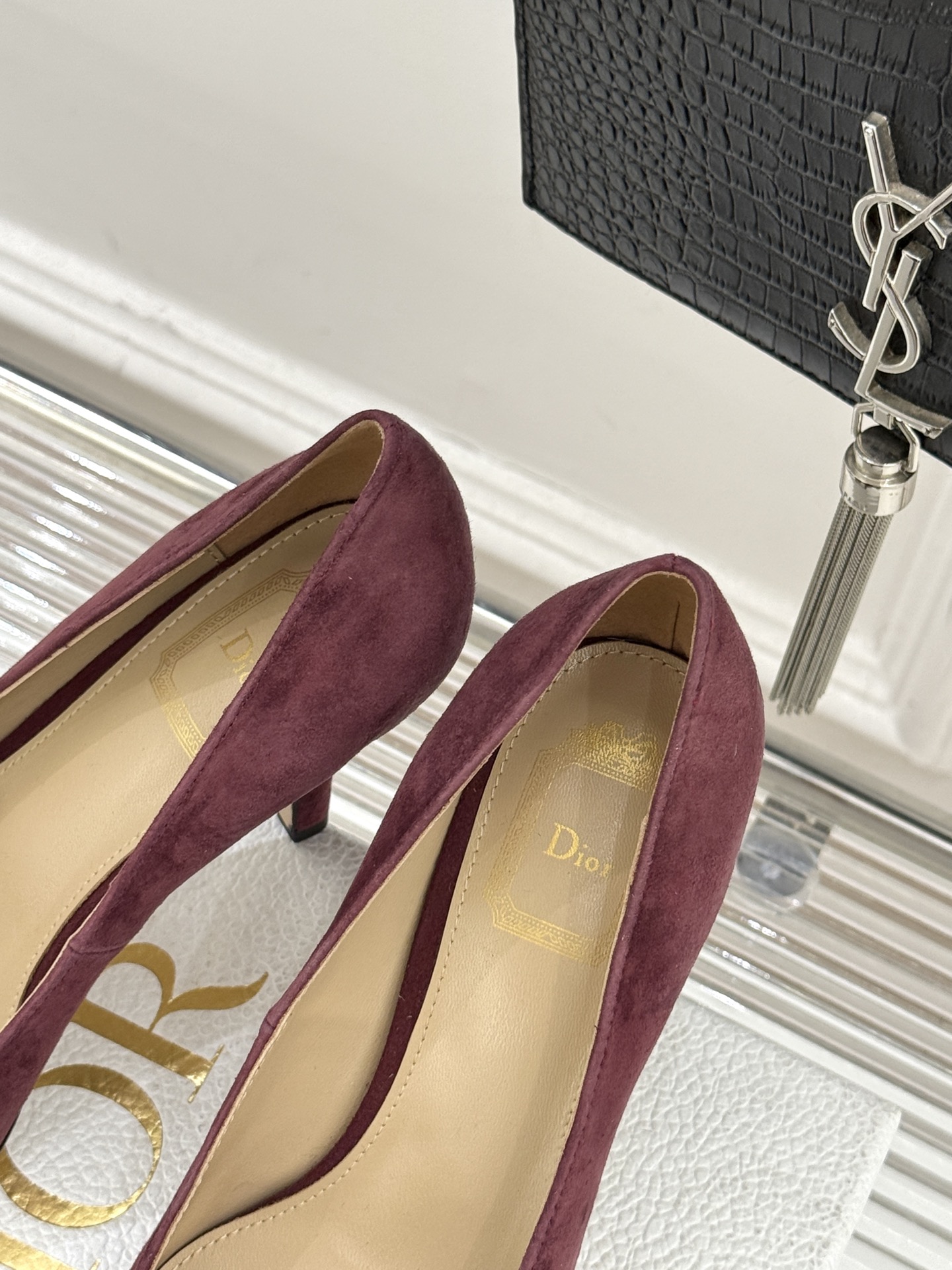 Dior/迪奥25WF新品CD金属扣尖头高跟鞋单鞋这款鞋以利落廓形重塑女性力量美学鞋跟高度拿捏得宜 既衬