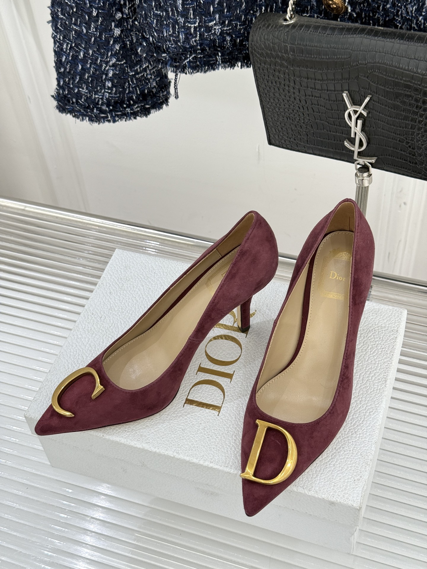 Dior/迪奥25WF新品CD金属扣尖头高跟鞋单鞋这款鞋以利落廓形重塑女性力量美学鞋跟高度拿捏得宜 既衬