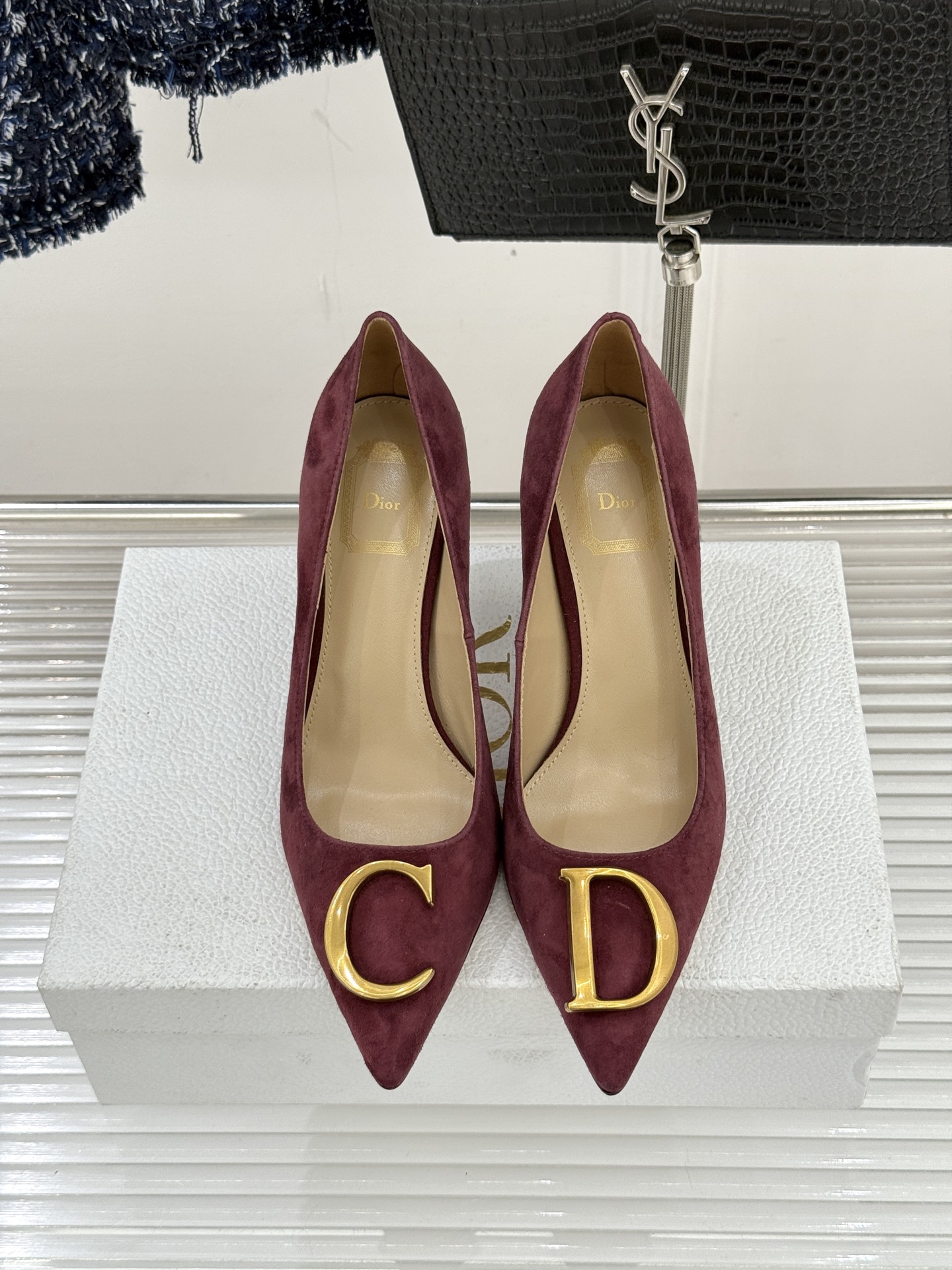 Dior/迪奥25WF新品CD金属扣尖头高跟鞋单鞋这款鞋以利落廓形重塑女性力量美学鞋跟高度拿捏得宜 既衬