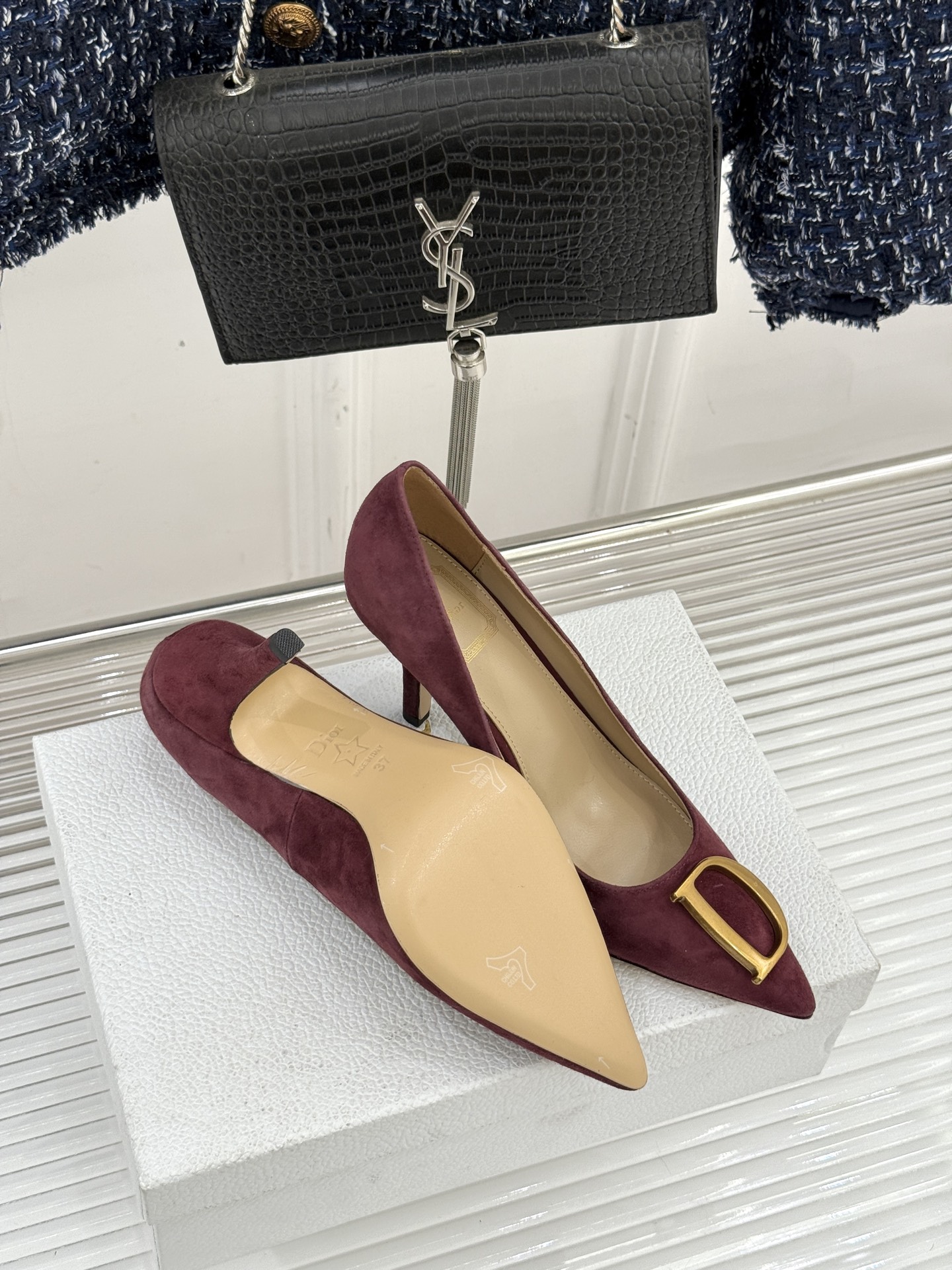 Dior/迪奥25WF新品CD金属扣尖头高跟鞋单鞋这款鞋以利落廓形重塑女性力量美学鞋跟高度拿捏得宜 既衬