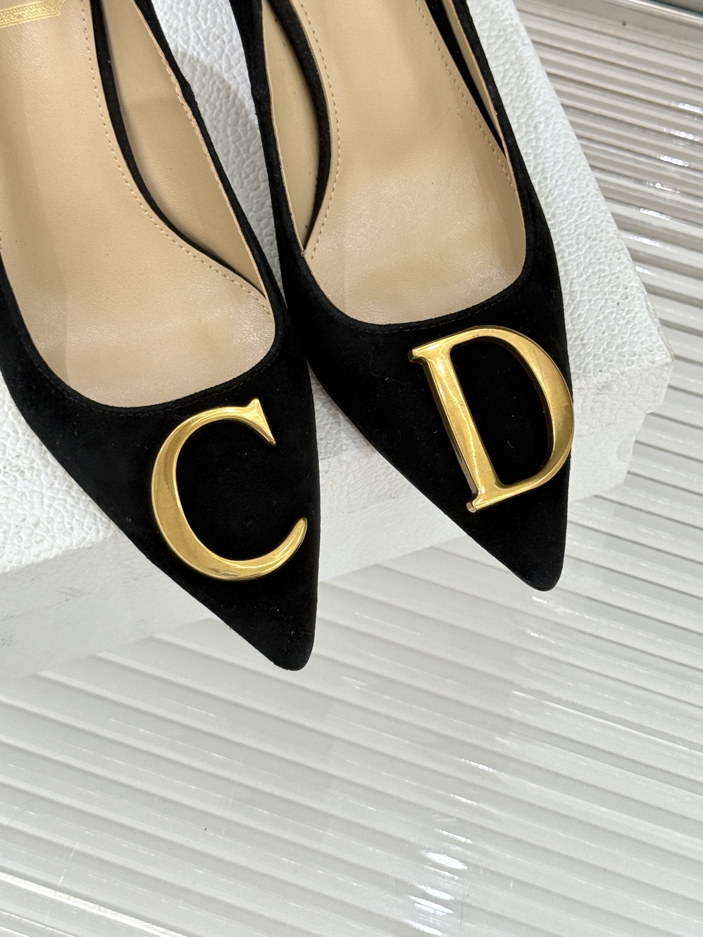 Dior/迪奥25WF新品CD金属扣尖头高跟鞋单鞋这款鞋以利落廓形重塑女性力量美学鞋跟高度拿捏得宜 既衬