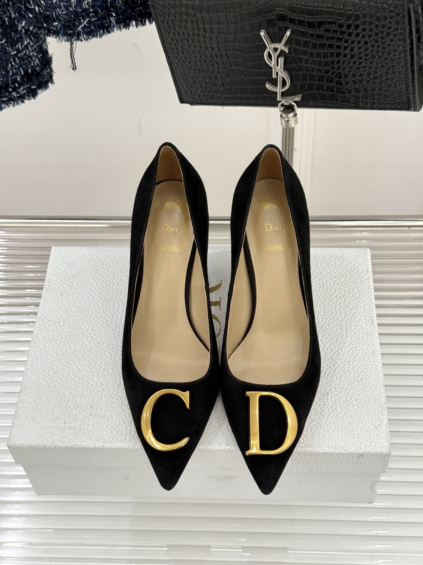 Dior/迪奥25WF新品CD金属扣尖头高跟鞋单鞋这款鞋以利落廓形重塑女性力量美学鞋跟高度拿捏得宜 既衬