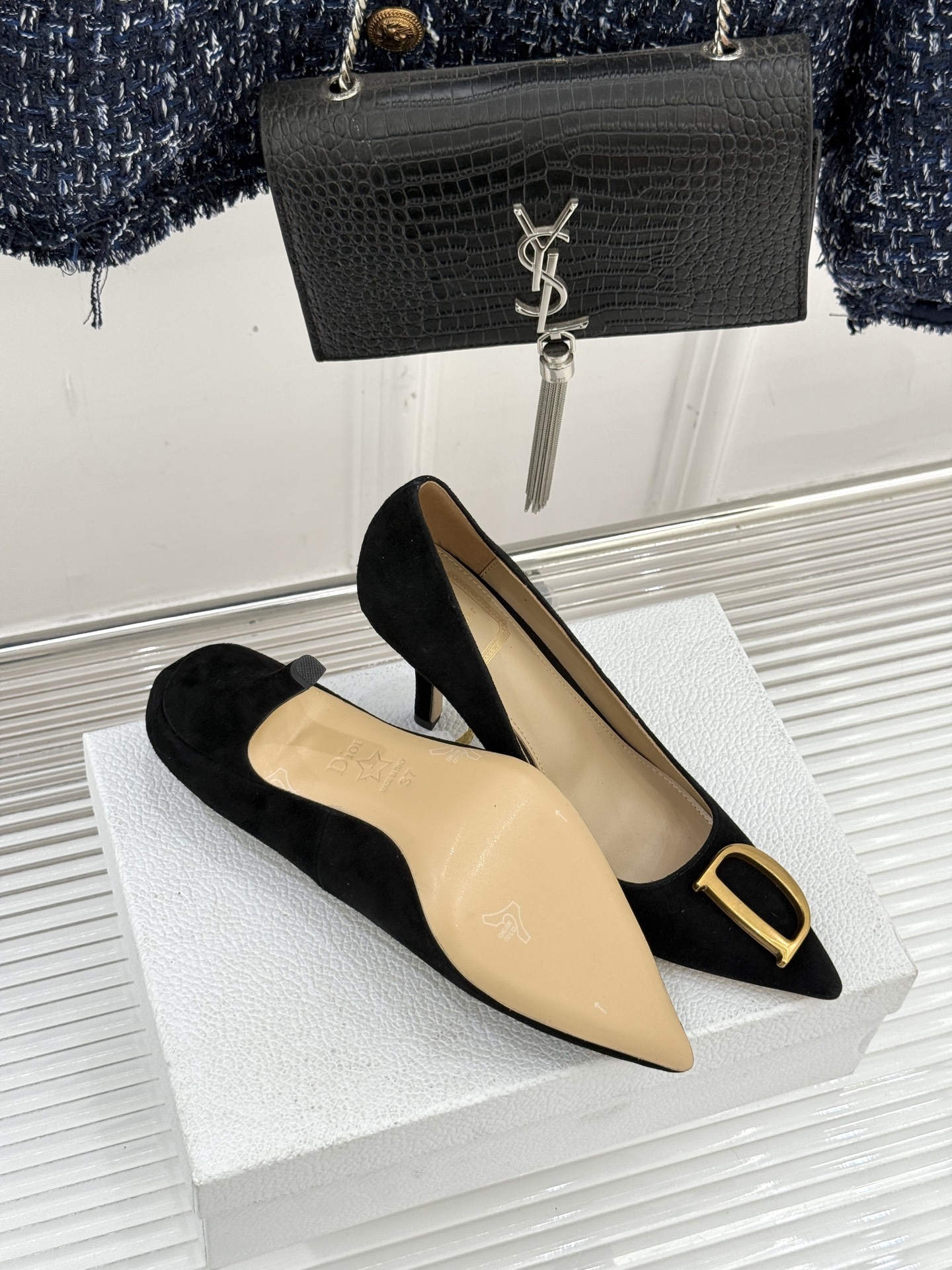 Dior/迪奥25WF新品CD金属扣尖头高跟鞋单鞋这款鞋以利落廓形重塑女性力量美学鞋跟高度拿捏得宜 既衬