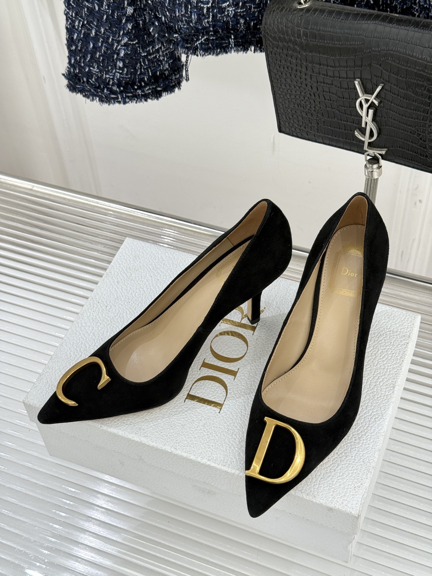 Dior/迪奥25WF新品CD金属扣尖头高跟鞋单鞋这款鞋以利落廓形重塑女性力量美学鞋跟高度拿捏得宜 既衬