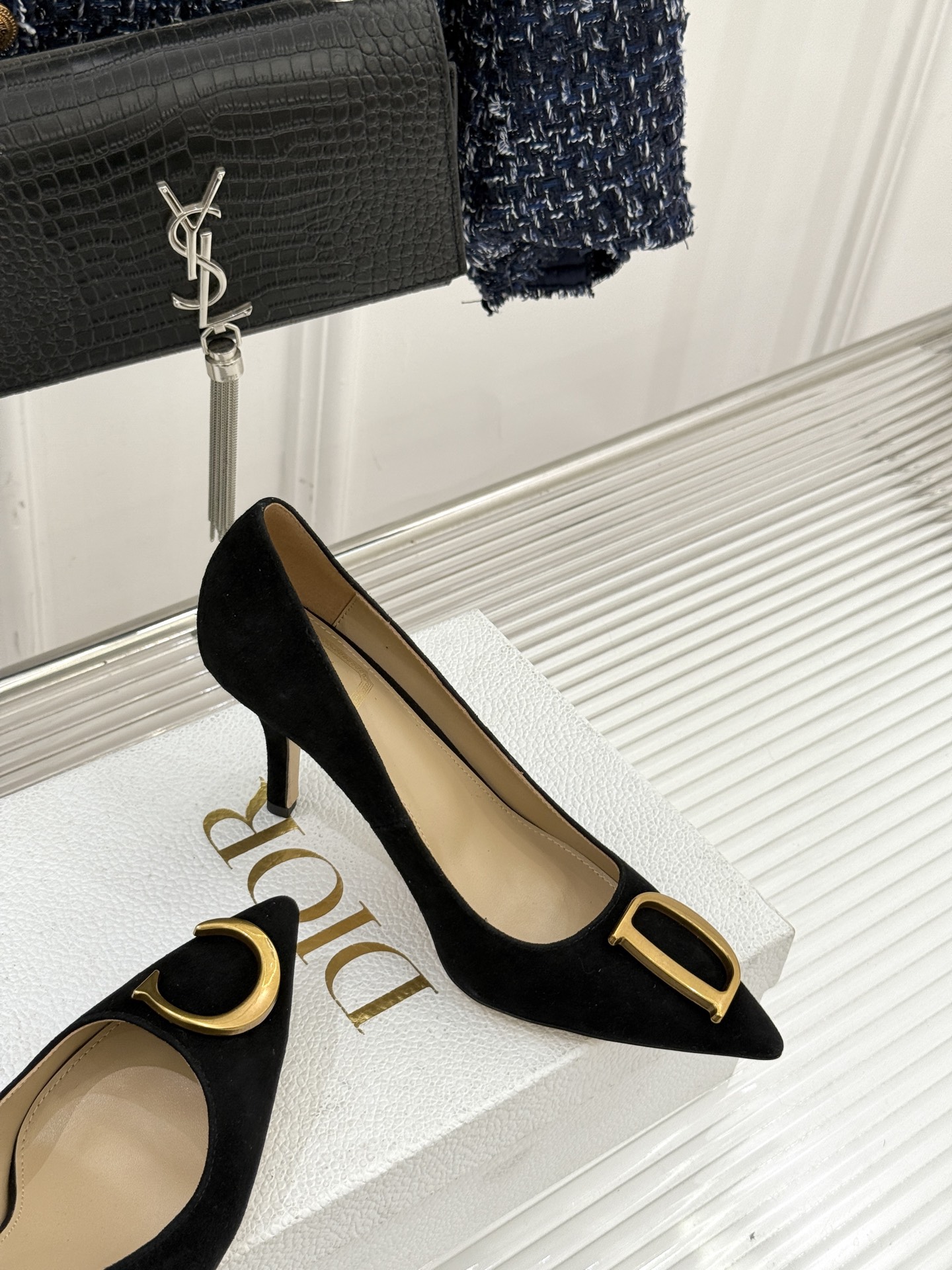 Dior/迪奥25WF新品CD金属扣尖头高跟鞋单鞋这款鞋以利落廓形重塑女性力量美学鞋跟高度拿捏得宜 既衬