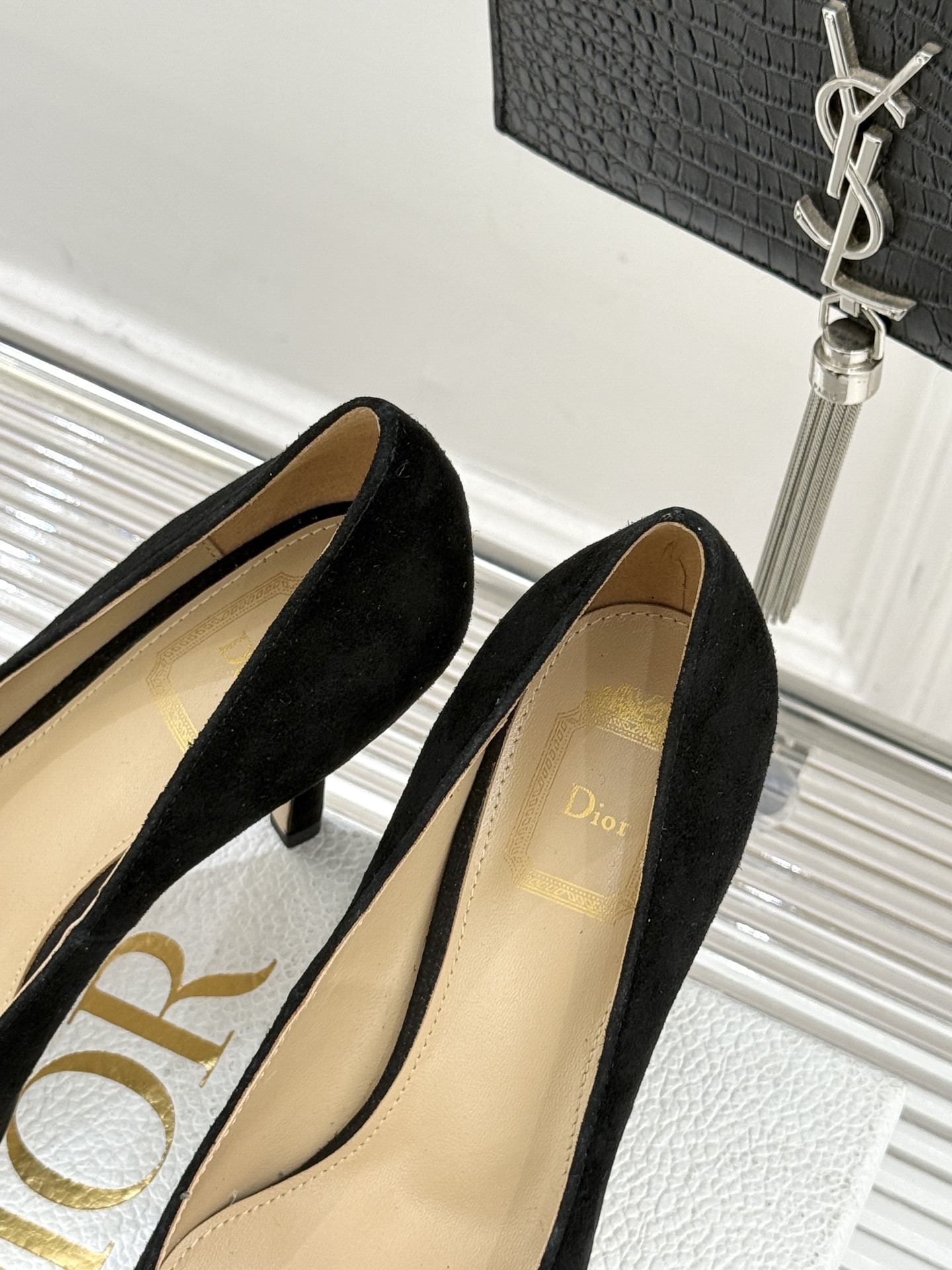 Dior/迪奥25WF新品CD金属扣尖头高跟鞋单鞋这款鞋以利落廓形重塑女性力量美学鞋跟高度拿捏得宜 既衬