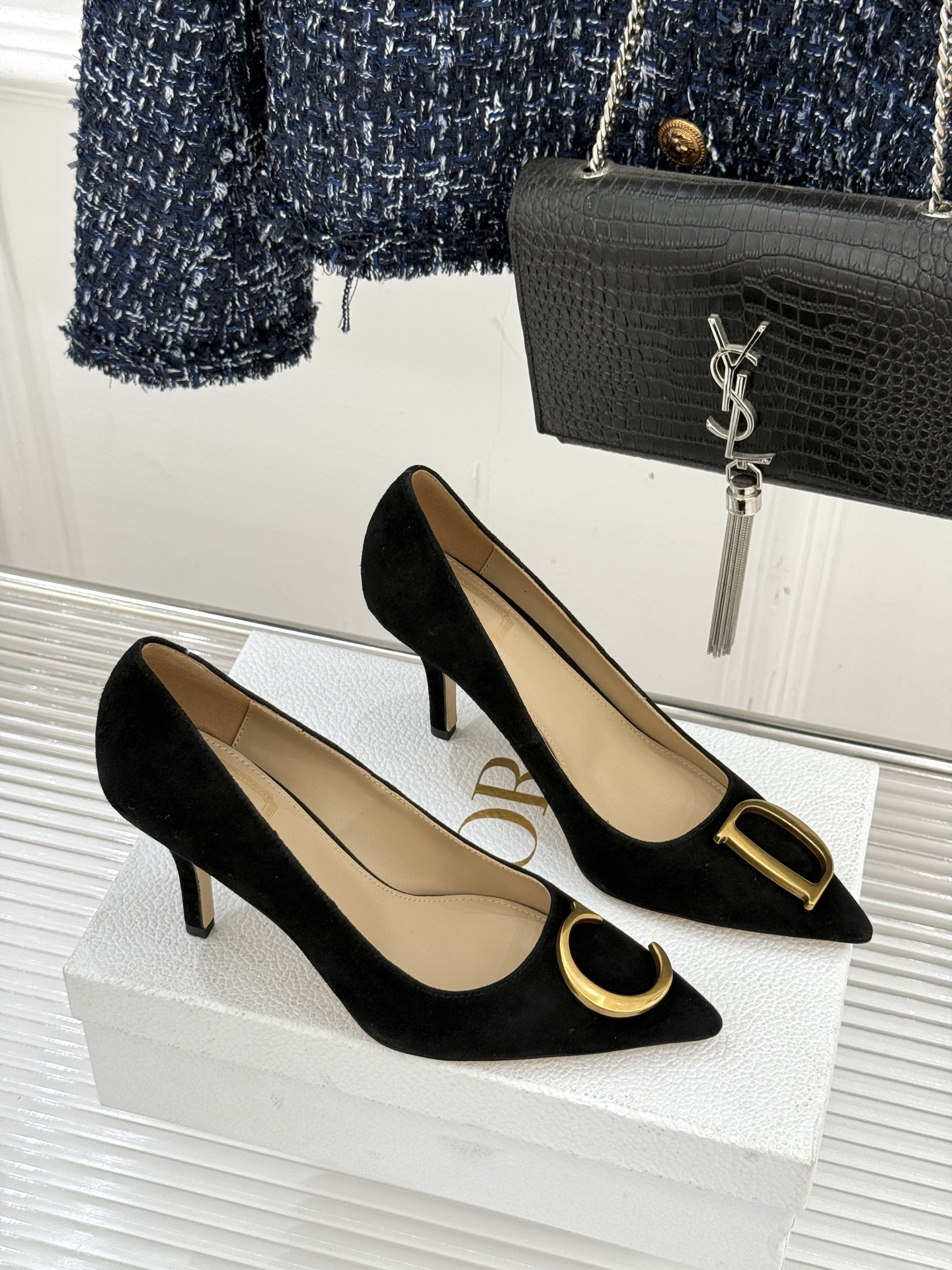 Dior/迪奥25WF新品CD金属扣尖头高跟鞋单鞋这款鞋以利落廓形重塑女性力量美学鞋跟高度拿捏得宜 既衬