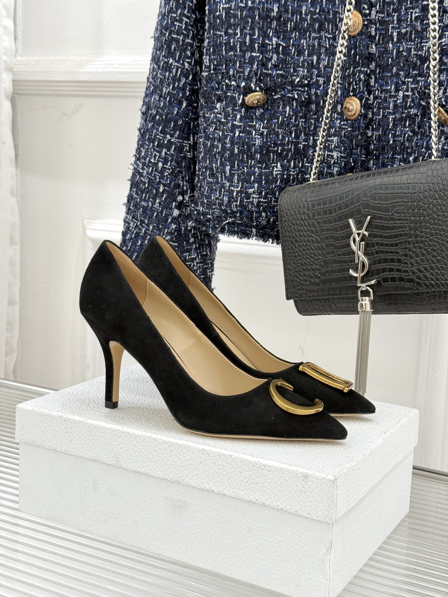 NO:721617,Dior/Dior 25WF new CD metal buckle pointed toe high-heeled shoes. This shoe reshapes the aesthetics of female power with a neat silhouette. The heel height is just right, which not only highlights the slender leg line, but also brings an unintentional aura with every step. The eye-catching metal CD letter logo on the toe is a high-gloss expression of the brand's genes. It wins with classic logo and smooth shoe shape. It not only echoes Dior's insistence on simple elegance, but also hides the independent edge of contemporary women.  Whether it is paired with a suit and skirt in the workplace to show a professional aura, or in a dinner suit to bring out the highlight moment, this pair of high heels can be the finishing touch of the look, bringing elegance with edge and focus. The fabric is made of original custom cowhide, and the lining of the tiptoe is sheepskin. Italian imported genuine leather outsole size 35-39 (customized 40/41), high-heeled shoes, dior, dior, high heels, skirts, business suit, cowhide, sheepskin, Leather soles19860909Dior/迪奥25WF新品CD金属扣尖头 高跟鞋单鞋 这款鞋以利落廓形重塑女性力量美学 鞋跟高度拿捏得宜 既衬出修长腿线 每一步都带着不刻意的气场. 鞋头醒目的金属CD字母标识 是品牌基因的高光表达 以经典标识与流畅鞋型取胜 既呼应了Dior对简约优雅的坚守 又暗藏当代女性的独立锋芒. 无论是职场搭配西装套裙彰显专业气场 还是晚宴适配礼服绽放高光时刻 这双高跟鞋都能成为造型的点睛之笔 让优雅自带锋芒与焦点. 面料采用原版定制牛皮 内里踮脚均为羊皮 意大利进口真皮大底 size35-39（40/41定制）,高跟鞋单鞋,dior,dior,high heels,skirts,business suit,cowhide,sheepskin,Leather soles,Women's Shoes