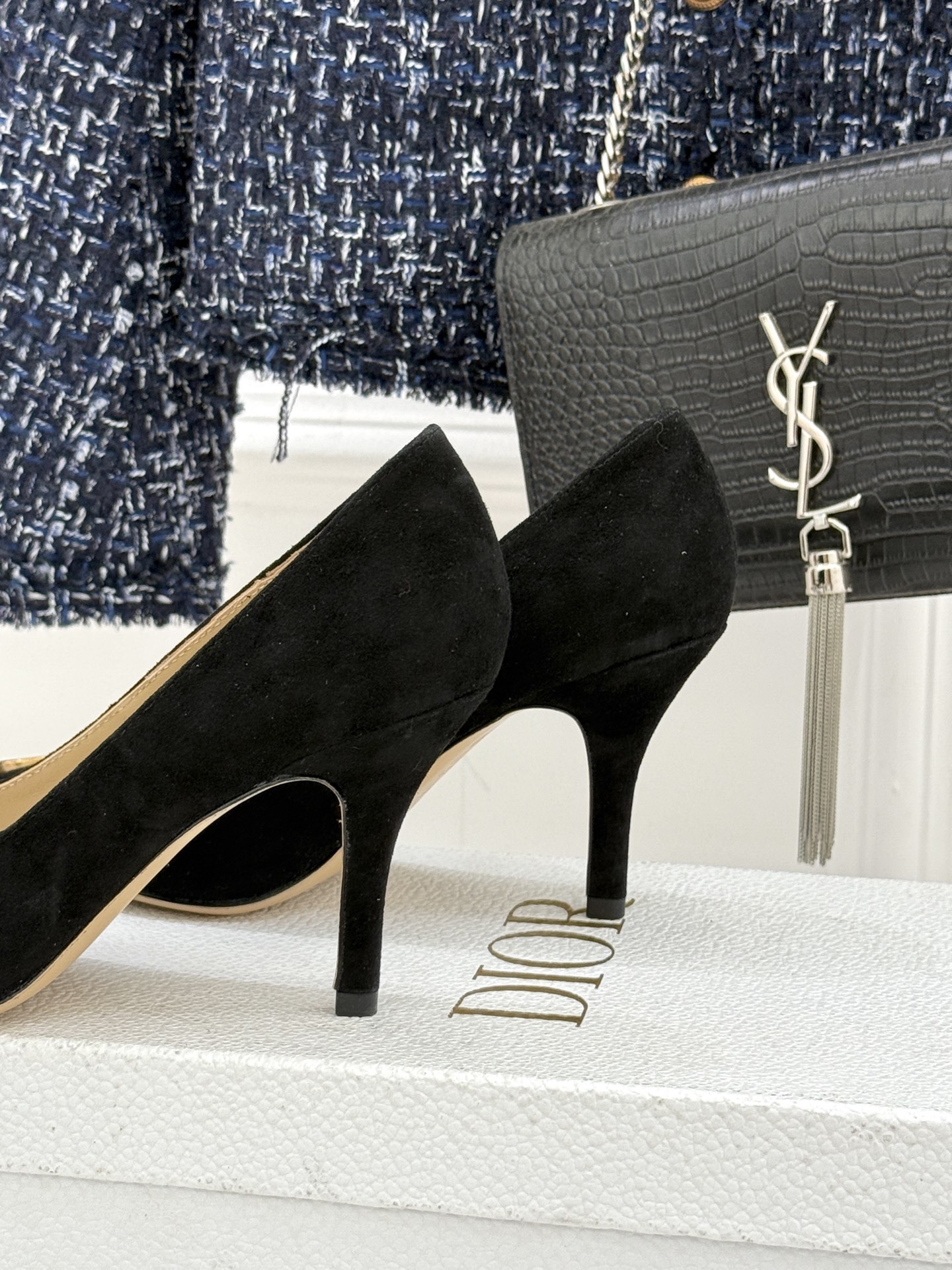 Dior/迪奥25WF新品CD金属扣尖头高跟鞋单鞋这款鞋以利落廓形重塑女性力量美学鞋跟高度拿捏得宜 既衬