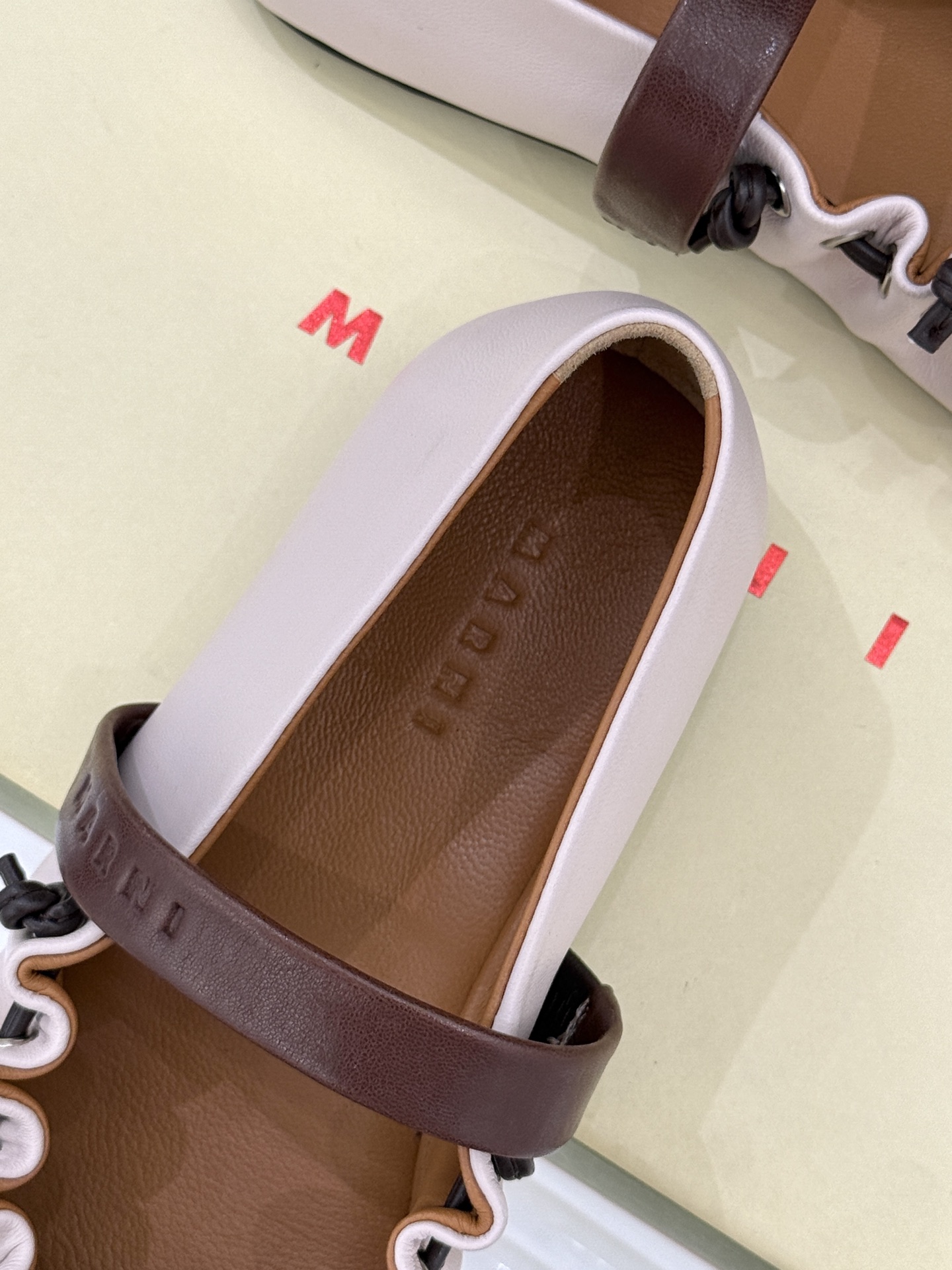 Marni 26WF新品蝴蝶结平底芭蕾舞玛丽珍鞋当Marni的高定基因邂逅玛丽珍经典鞋型平底姿态藏着不费