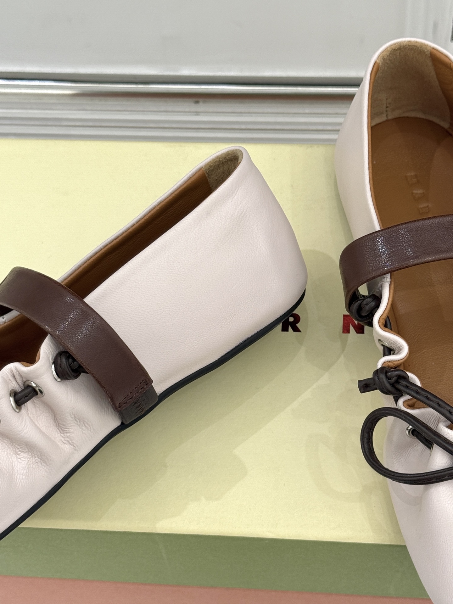 Marni 26WF新品蝴蝶结平底芭蕾舞玛丽珍鞋当Marni的高定基因邂逅玛丽珍经典鞋型平底姿态藏着不费