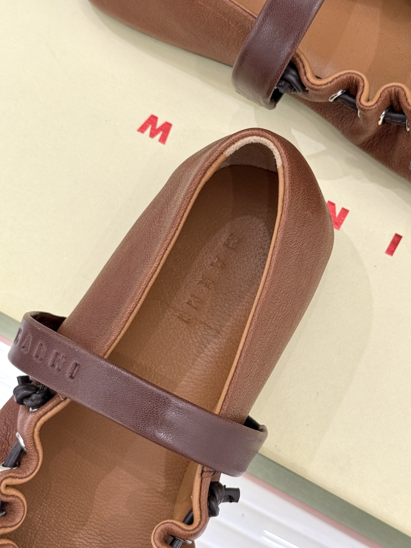 Marni 26WF新品蝴蝶结平底芭蕾舞玛丽珍鞋当Marni的高定基因邂逅玛丽珍经典鞋型平底姿态藏着不费