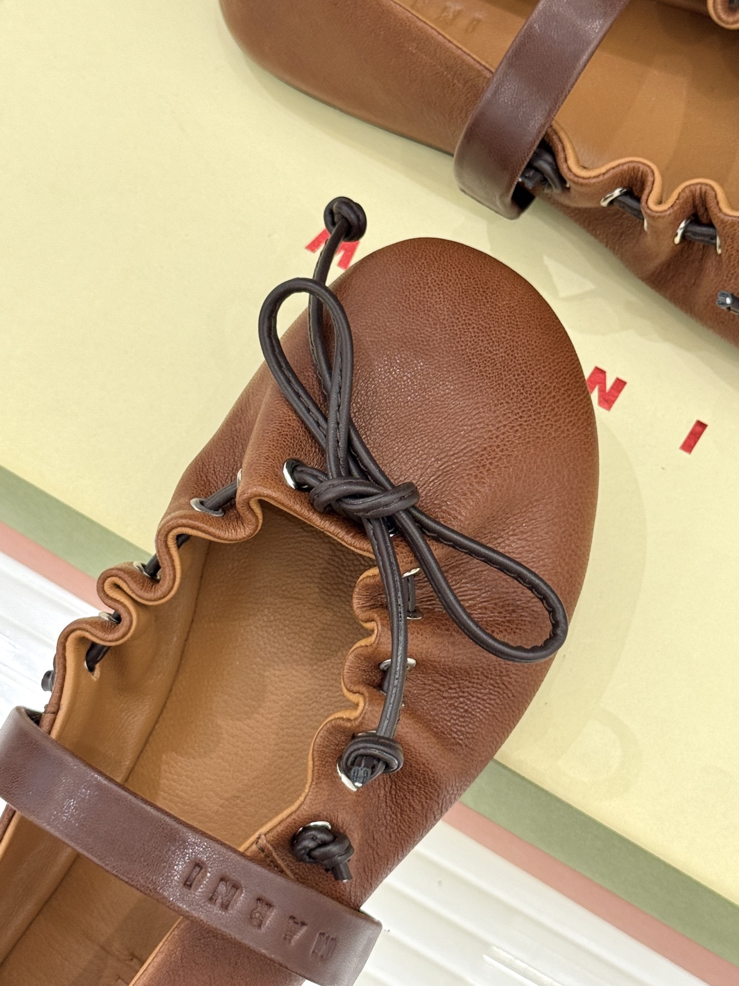 Marni 26WF新品蝴蝶结平底芭蕾舞玛丽珍鞋当Marni的高定基因邂逅玛丽珍经典鞋型平底姿态藏着不费