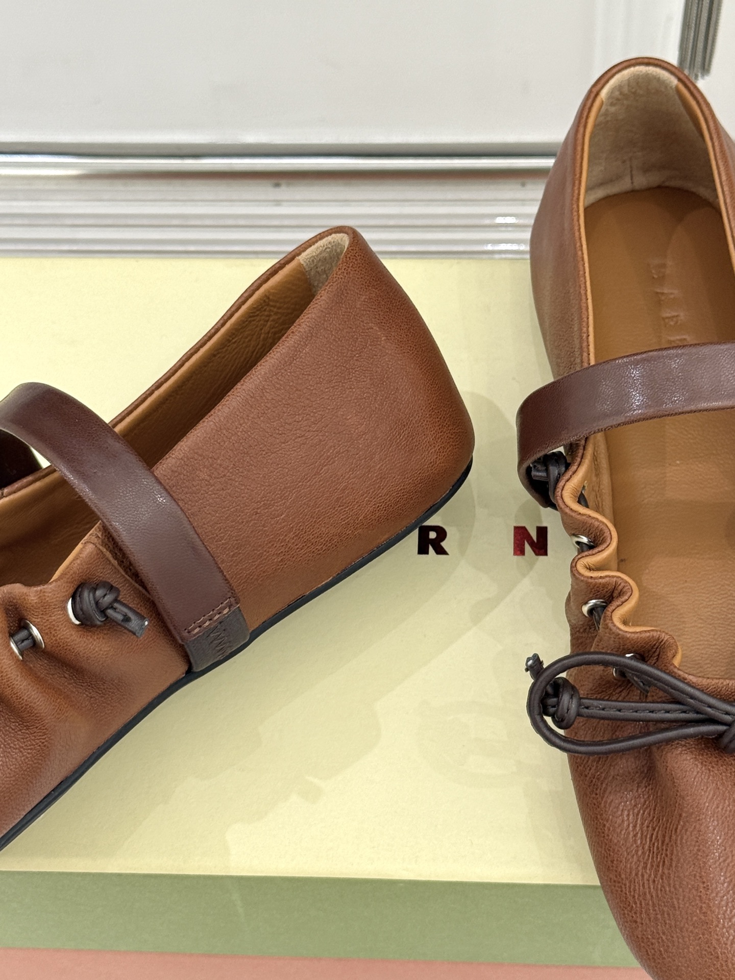 Marni 26WF新品蝴蝶结平底芭蕾舞玛丽珍鞋当Marni的高定基因邂逅玛丽珍经典鞋型平底姿态藏着不费