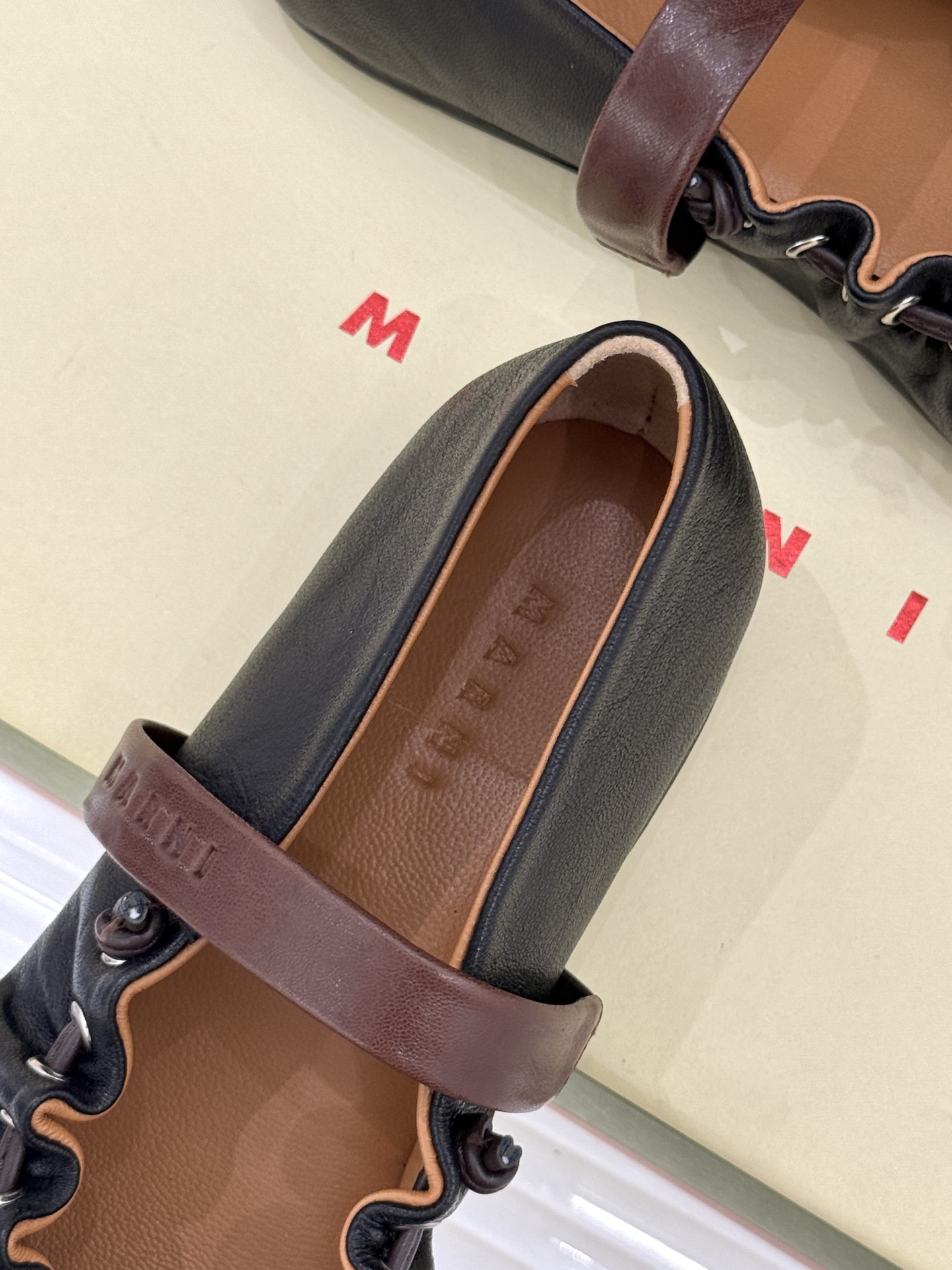 Marni 26WF新品蝴蝶结平底芭蕾舞玛丽珍鞋当Marni的高定基因邂逅玛丽珍经典鞋型平底姿态藏着不费