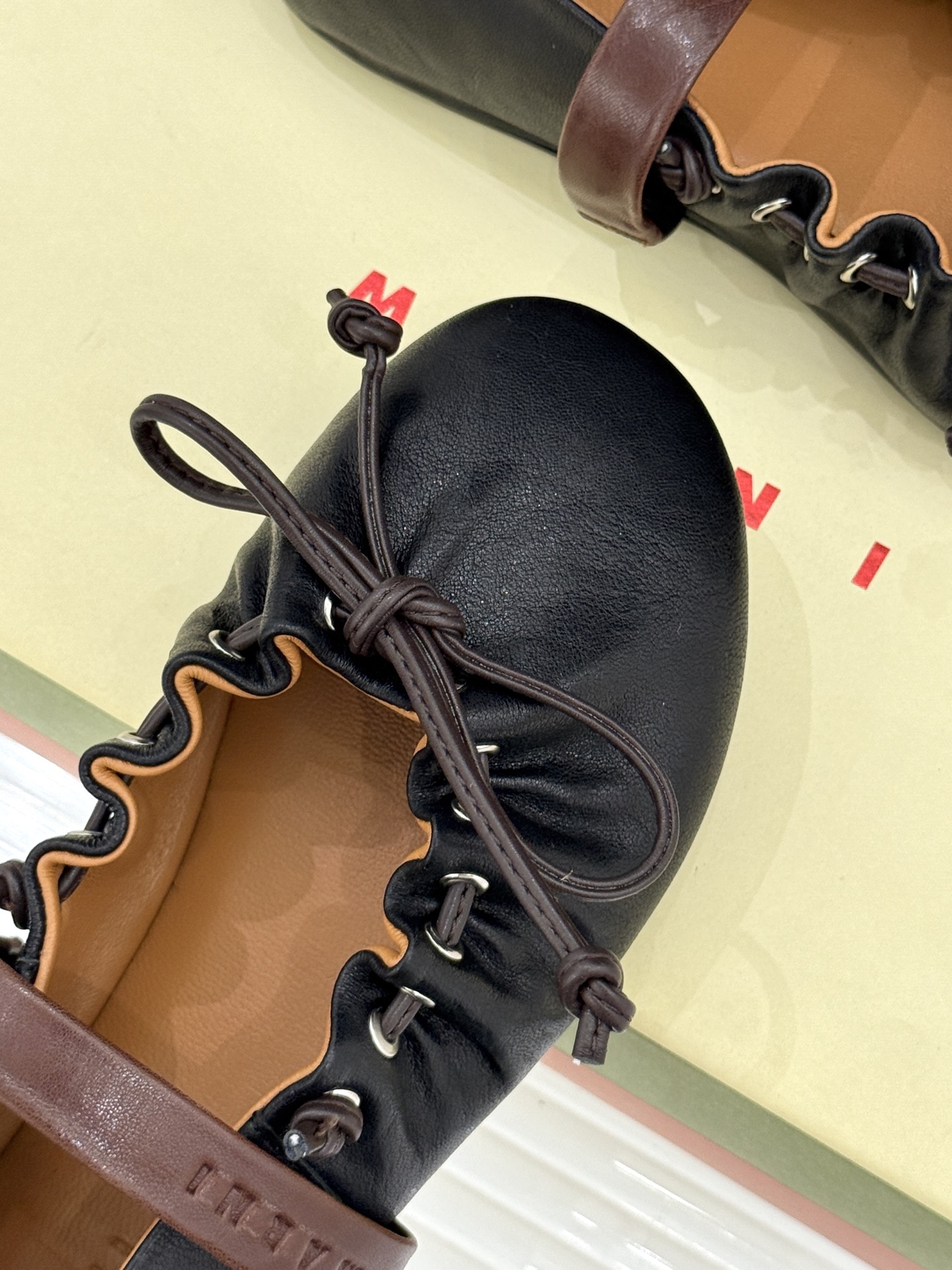 Marni 26WF新品蝴蝶结平底芭蕾舞玛丽珍鞋当Marni的高定基因邂逅玛丽珍经典鞋型平底姿态藏着不费