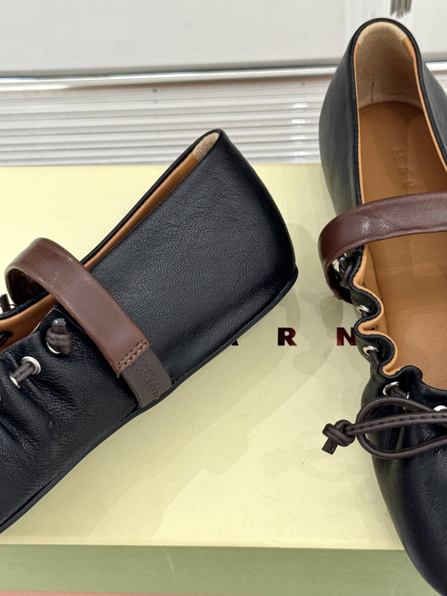Marni 26WF新品蝴蝶结平底芭蕾舞玛丽珍鞋当Marni的高定基因邂逅玛丽珍经典鞋型平底姿态藏着不费