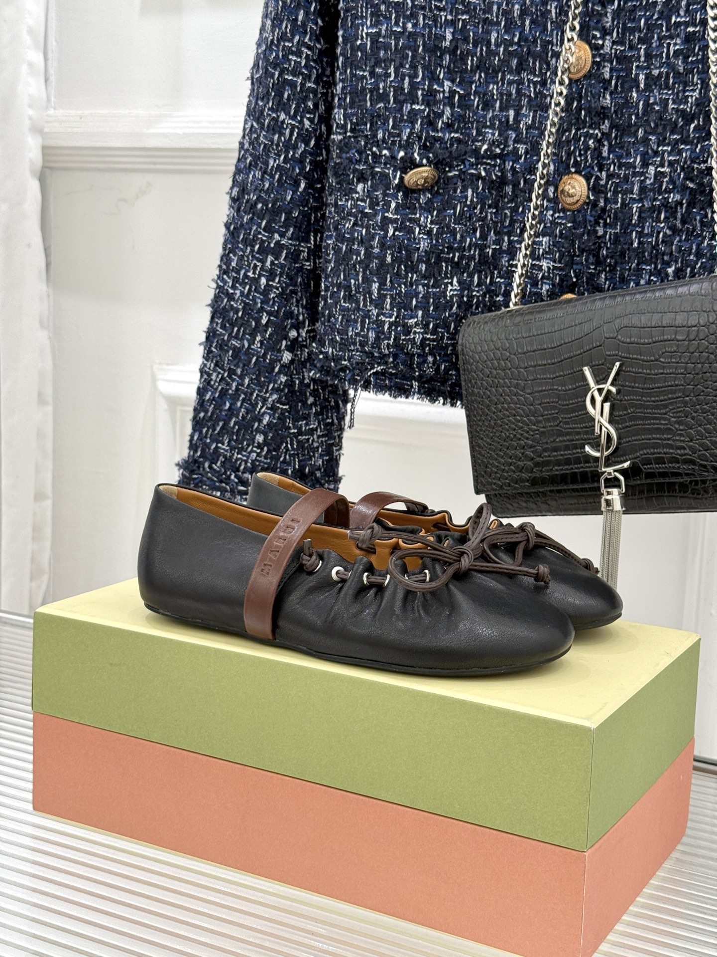 NO:721613,Marni 26WF new bow flat ballet Mary Jane shoes When Marni's high-end genes meet Mary Jane's classic shoe shape, the flat posture hides effortless elegance and the bow decoration unlocks the French romantic code. Whether paired with the gentleness of a knitted skirt, the looseness of jeans, or the sophistication of a suit, the details can brighten up the look. This pair of shoes is destined to become an art collection under one foot, giving every woman who wears it an undefined sense of luxury.  The fabric is made of original customized leather, and the inner lining is made of sheepskin. The original molded custom anti-slip outsole size35-39 (customized 40/41), ballet shoes, marni, mary jane, skirts, jeans, business suit, sheepskin19860909Marni 26WF新品蝴蝶结平底芭蕾舞 玛丽珍鞋 当Marni的高定基因邂逅玛丽珍经典鞋型 平底姿态藏着不费力的优雅 蝴蝶结饰则解锁法式浪漫密码. 无论搭配针织裙的温柔、牛仔裤的松弛 还是西装的干练 都能以细节点亮造型. 这双鞋注定成为足下的艺术藏品 让每一位穿它的女性, 都自带不被定义的高级感. 面料采用原版定制皮料 内里踮脚均为羊皮 原版开模定制防滑大底 size35-39（40/41定制）,芭蕾舞鞋,marni,mary jane,skirts,jeans,business suit,sheepskin,Women's Shoes