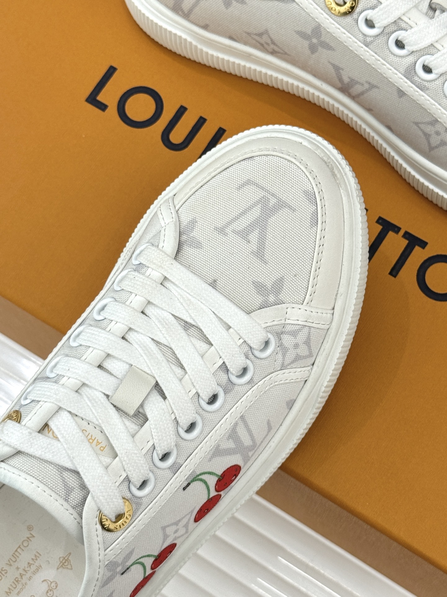 L*V驴家26WF早春新品老花休闲板鞋当LV百年老花遇上樱桃的鲜活甜润奢雅基因碰撞街头活力 解锁休闲新范