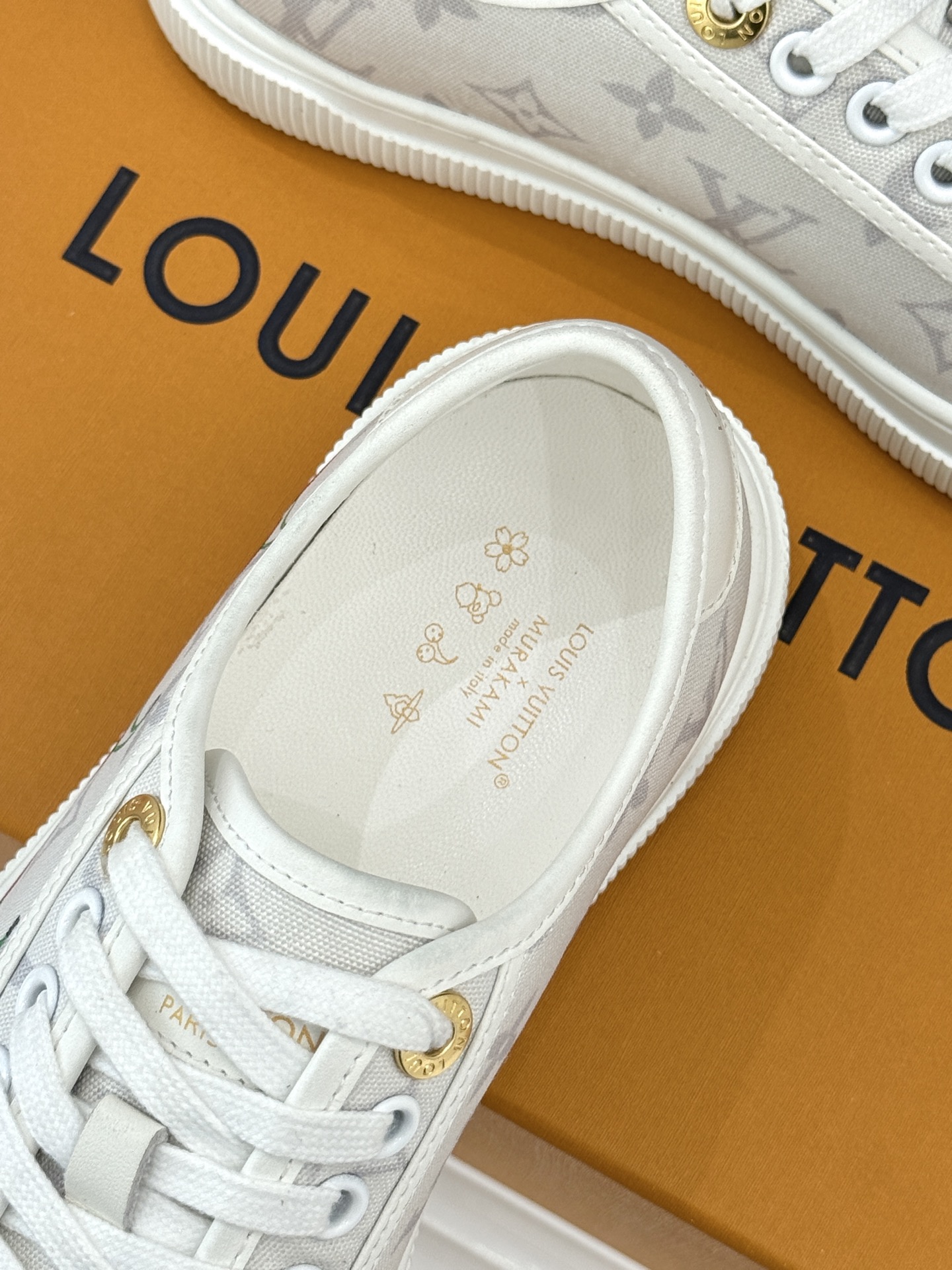 L*V驴家26WF早春新品老花休闲板鞋当LV百年老花遇上樱桃的鲜活甜润奢雅基因碰撞街头活力 解锁休闲新范