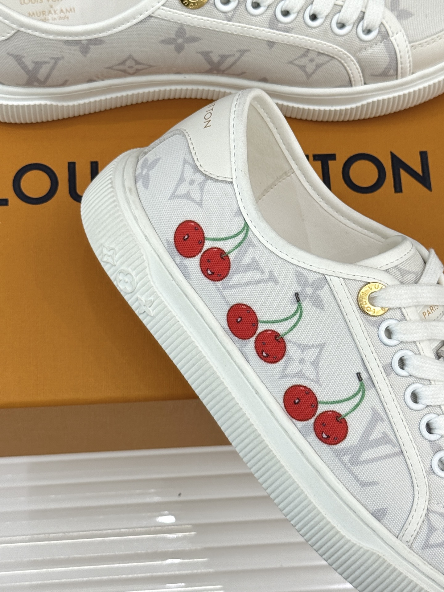 L*V驴家26WF早春新品老花休闲板鞋当LV百年老花遇上樱桃的鲜活甜润奢雅基因碰撞街头活力 解锁休闲新范