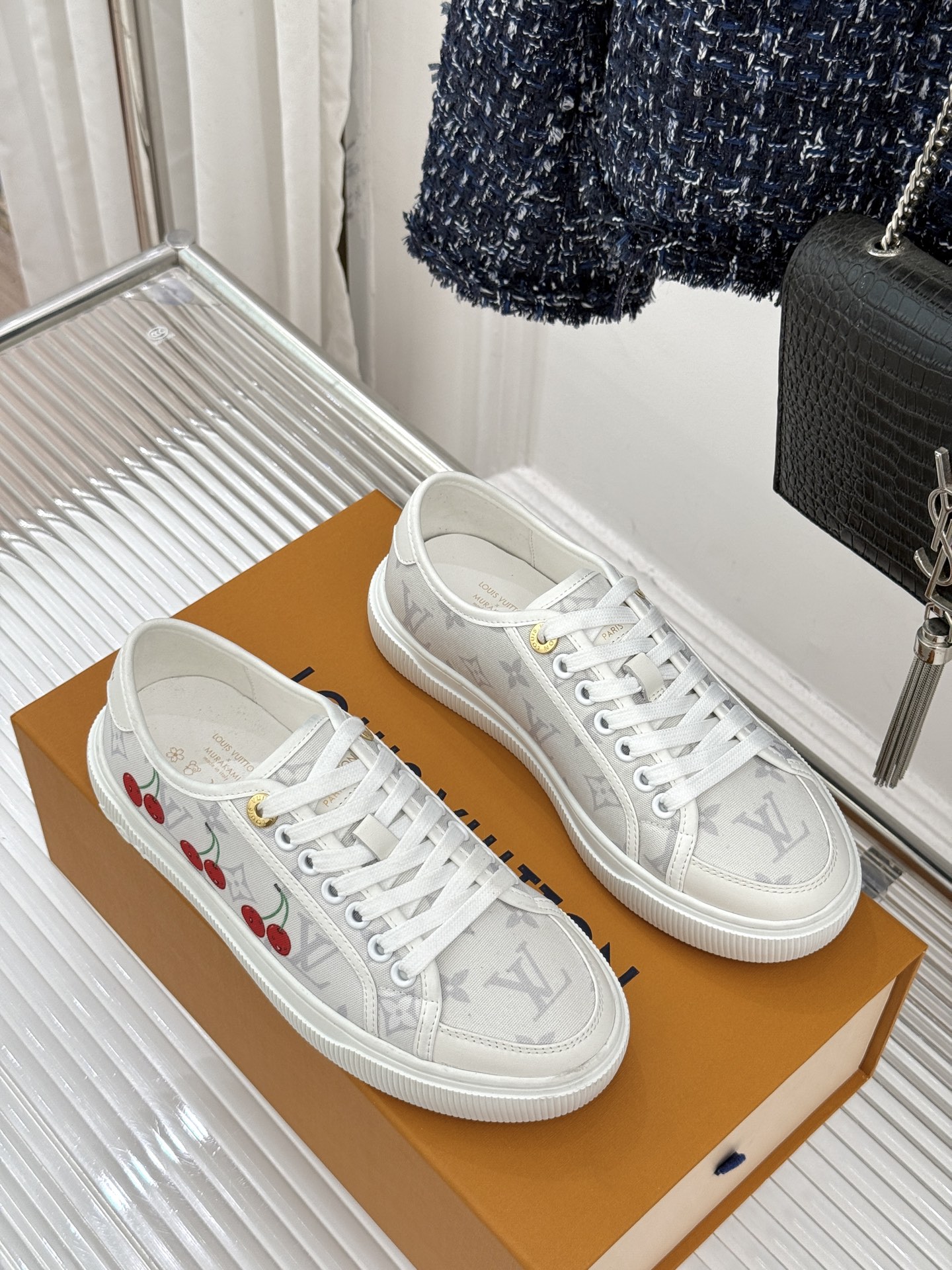 L*V驴家26WF早春新品老花休闲板鞋当LV百年老花遇上樱桃的鲜活甜润奢雅基因碰撞街头活力 解锁休闲新范