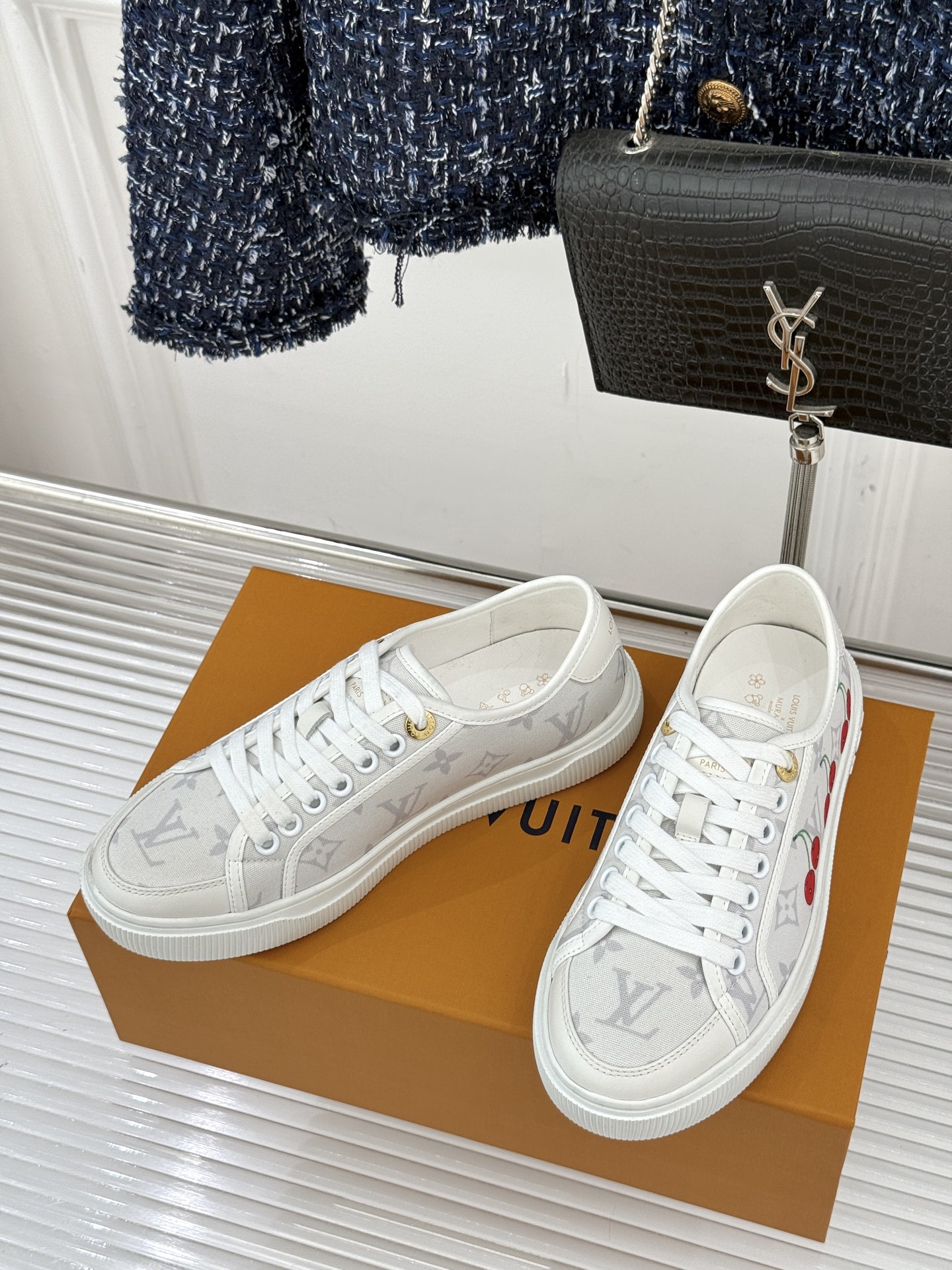 L*V驴家26WF早春新品老花休闲板鞋当LV百年老花遇上樱桃的鲜活甜润奢雅基因碰撞街头活力 解锁休闲新范