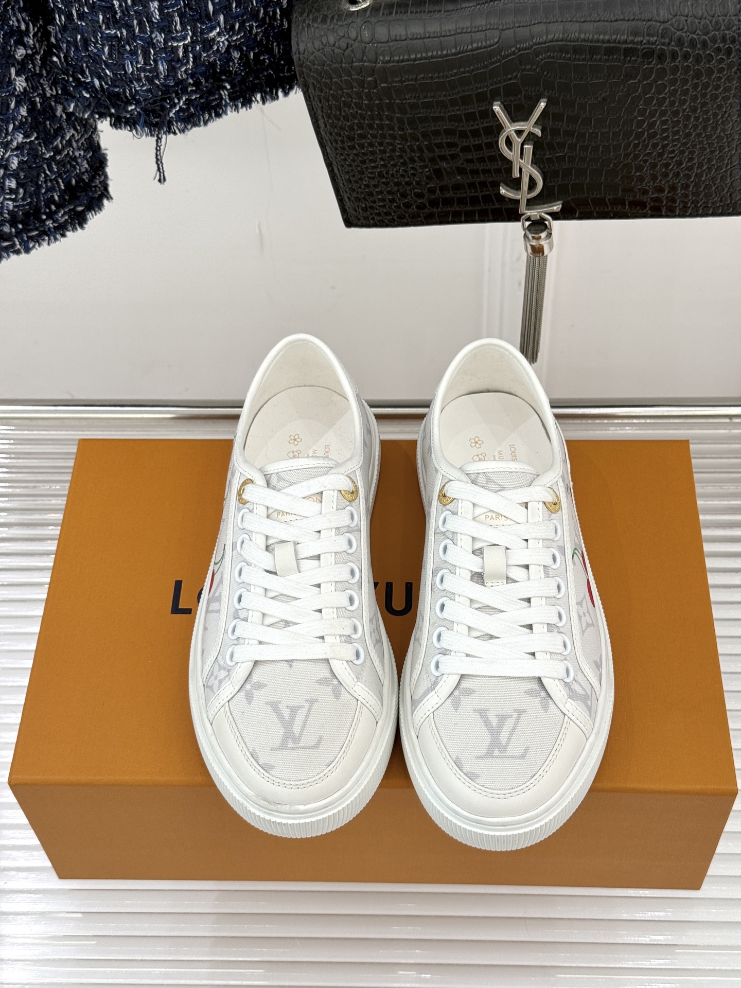 L*V驴家26WF早春新品老花休闲板鞋当LV百年老花遇上樱桃的鲜活甜润奢雅基因碰撞街头活力 解锁休闲新范