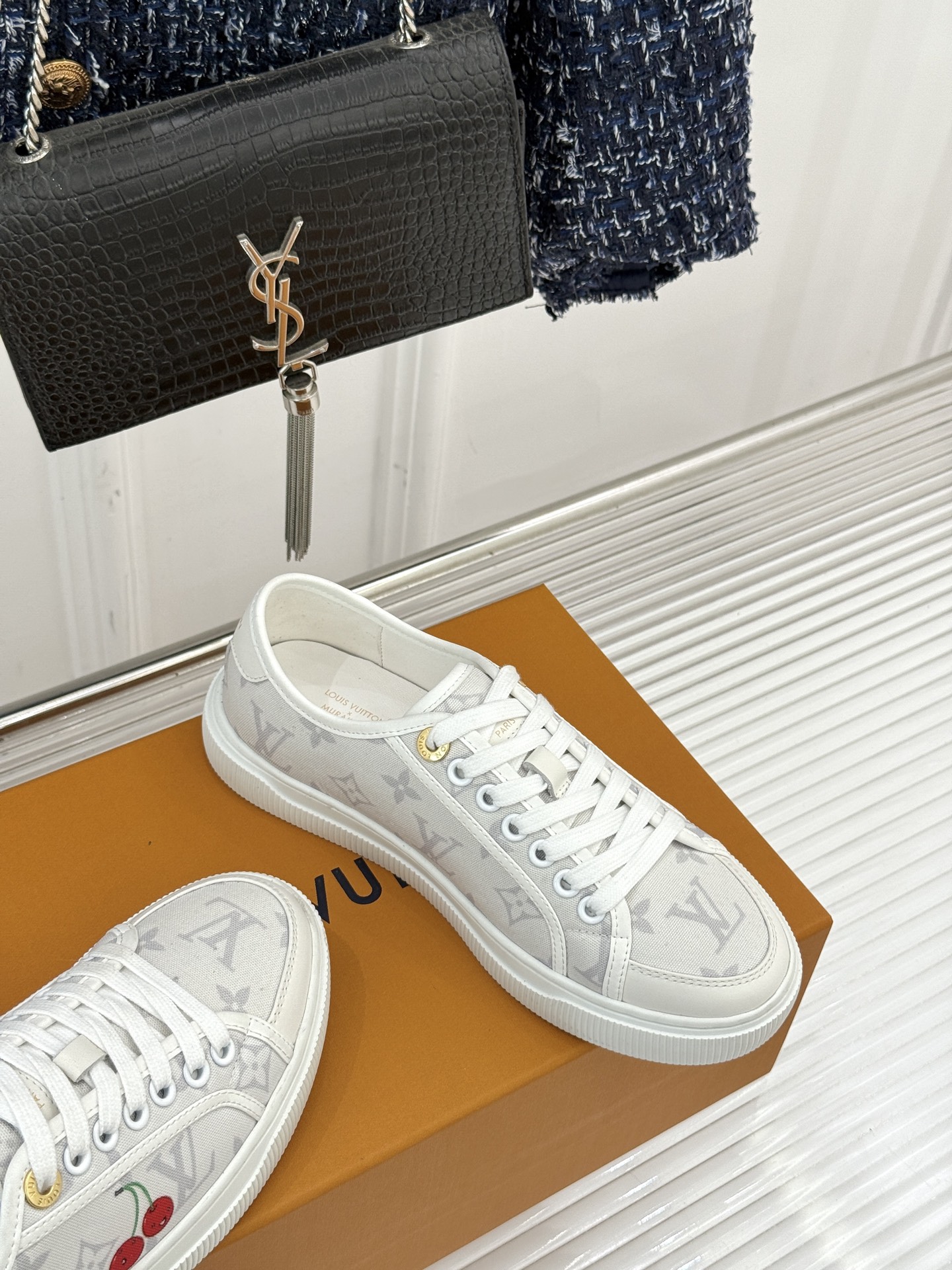 L*V驴家26WF早春新品老花休闲板鞋当LV百年老花遇上樱桃的鲜活甜润奢雅基因碰撞街头活力 解锁休闲新范