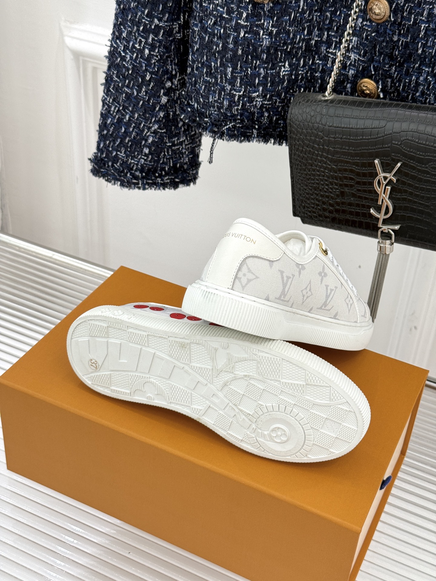 L*V驴家26WF早春新品老花休闲板鞋当LV百年老花遇上樱桃的鲜活甜润奢雅基因碰撞街头活力 解锁休闲新范