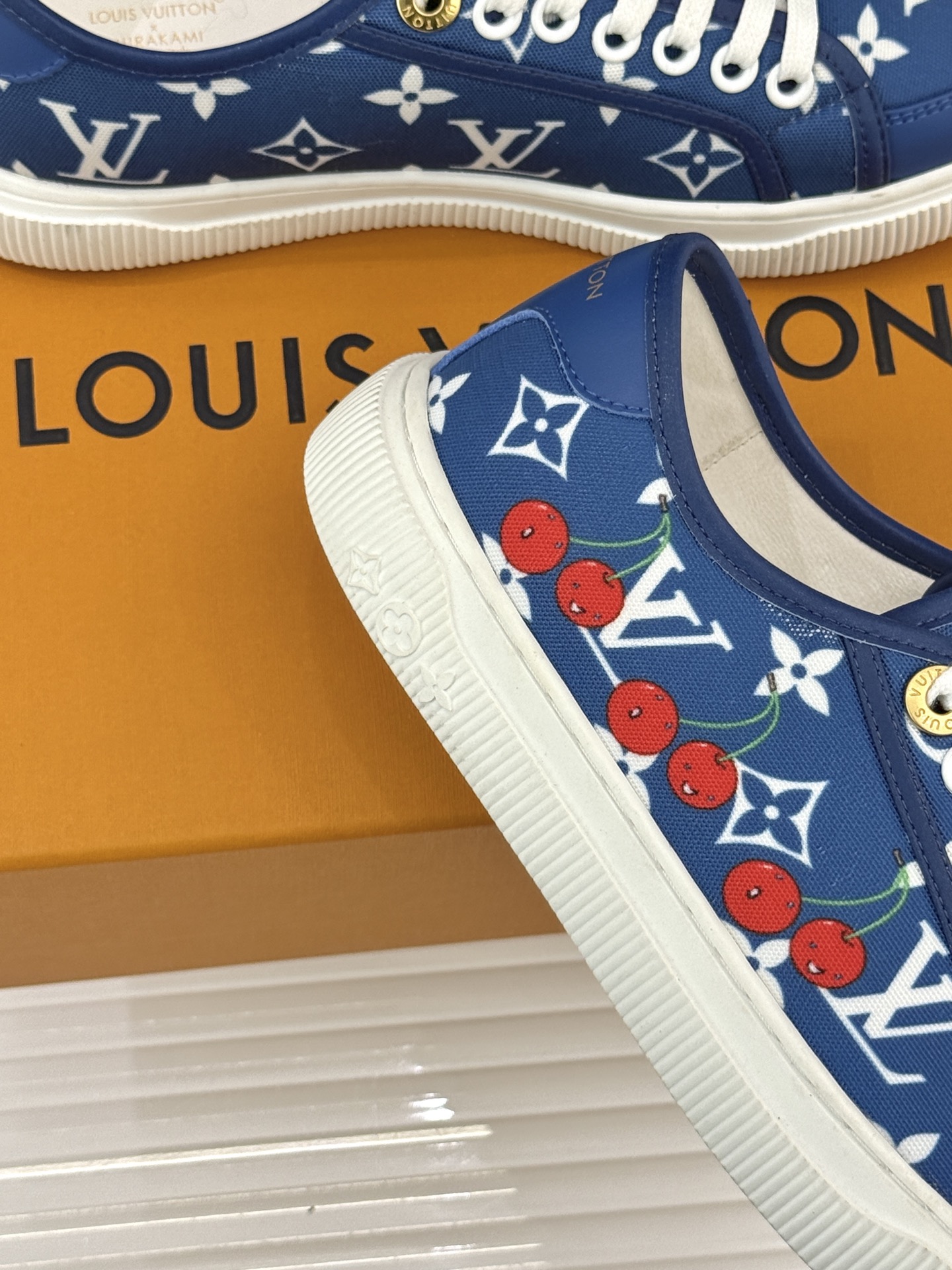 L*V驴家26WF早春新品老花休闲板鞋当LV百年老花遇上樱桃的鲜活甜润奢雅基因碰撞街头活力 解锁休闲新范