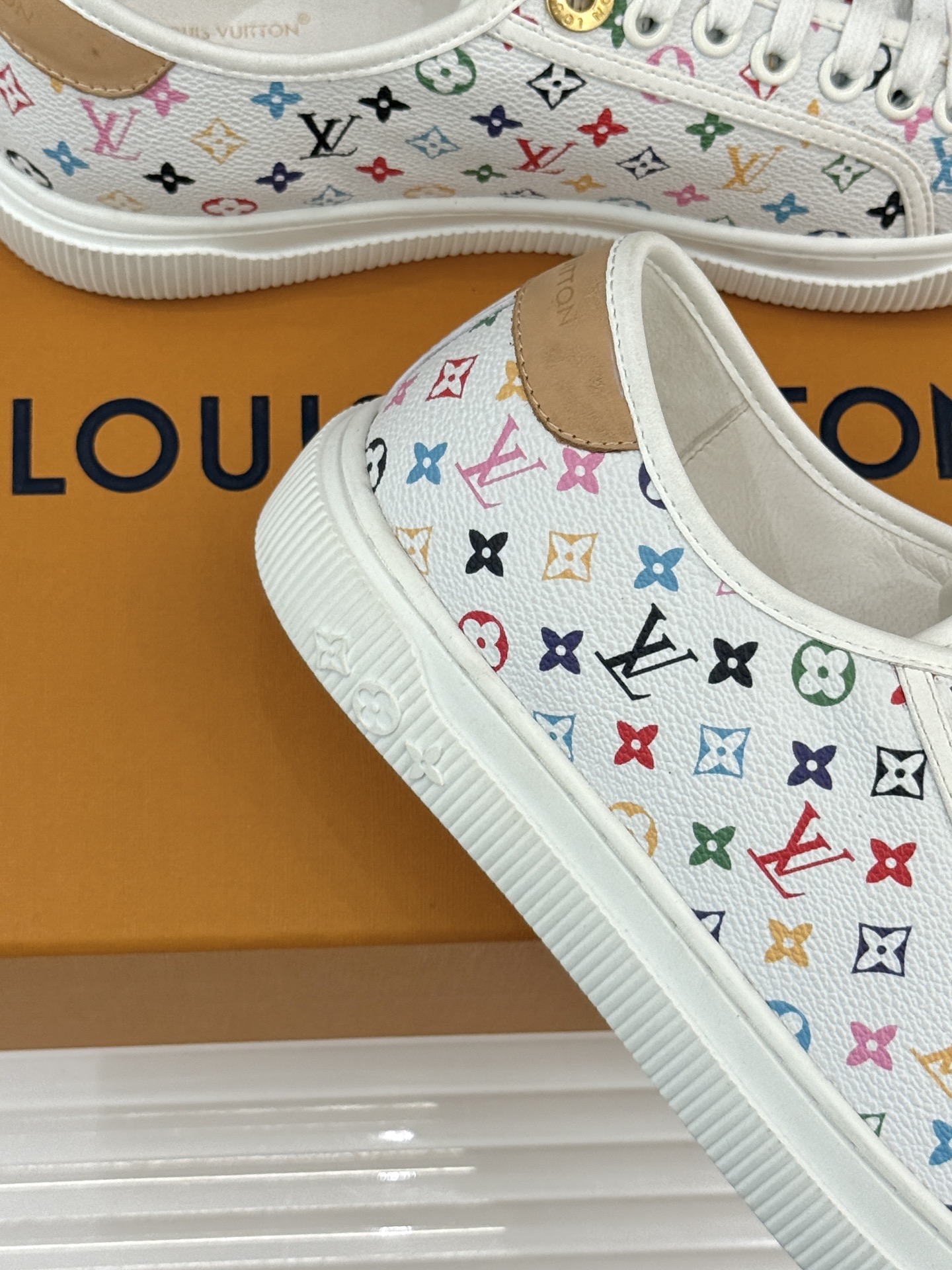 L*V驴家26WF早春新品老花休闲板鞋当LV百年老花遇上樱桃的鲜活甜润奢雅基因碰撞街头活力 解锁休闲新范