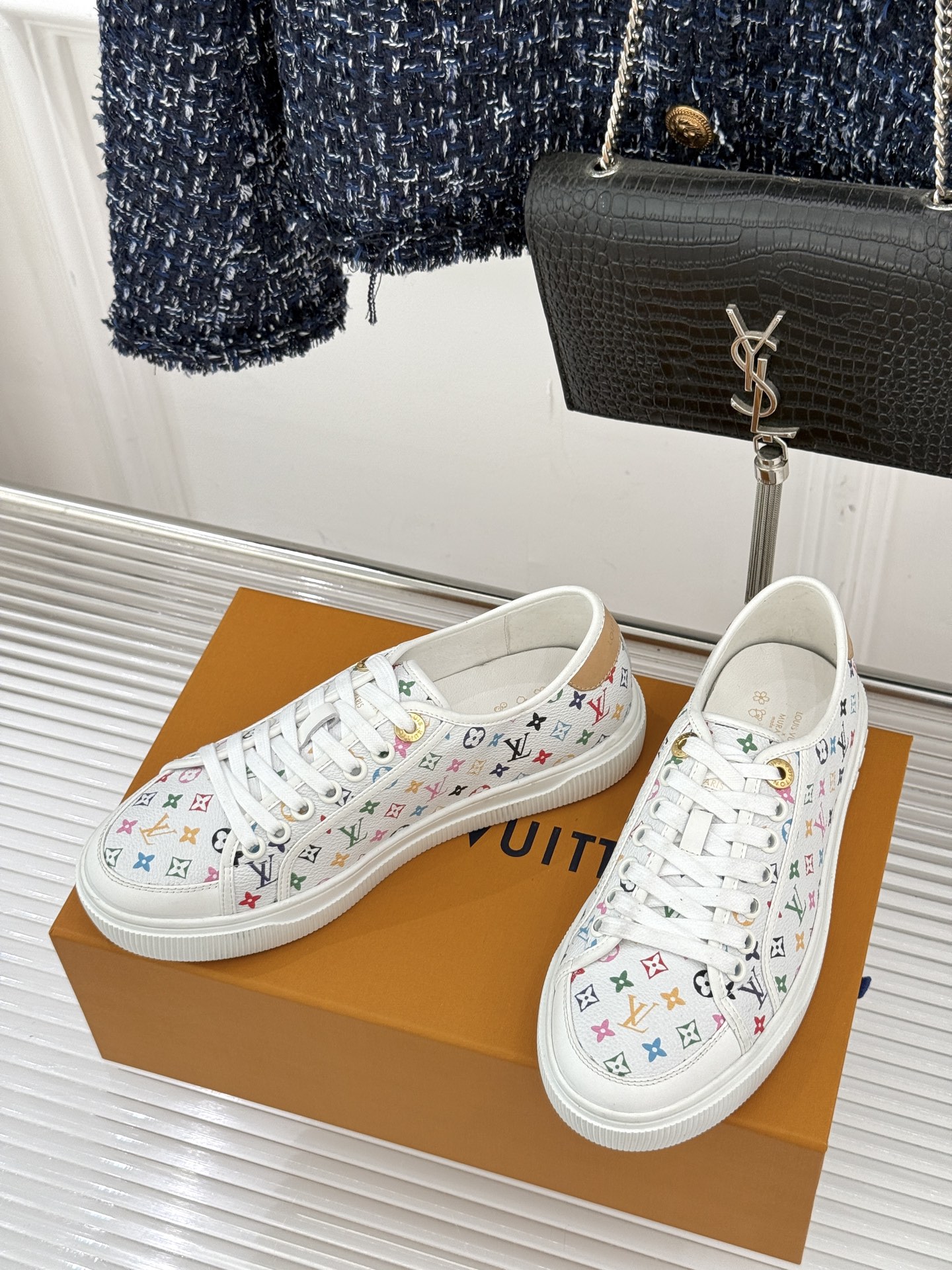 L*V驴家26WF早春新品老花休闲板鞋当LV百年老花遇上樱桃的鲜活甜润奢雅基因碰撞街头活力 解锁休闲新范