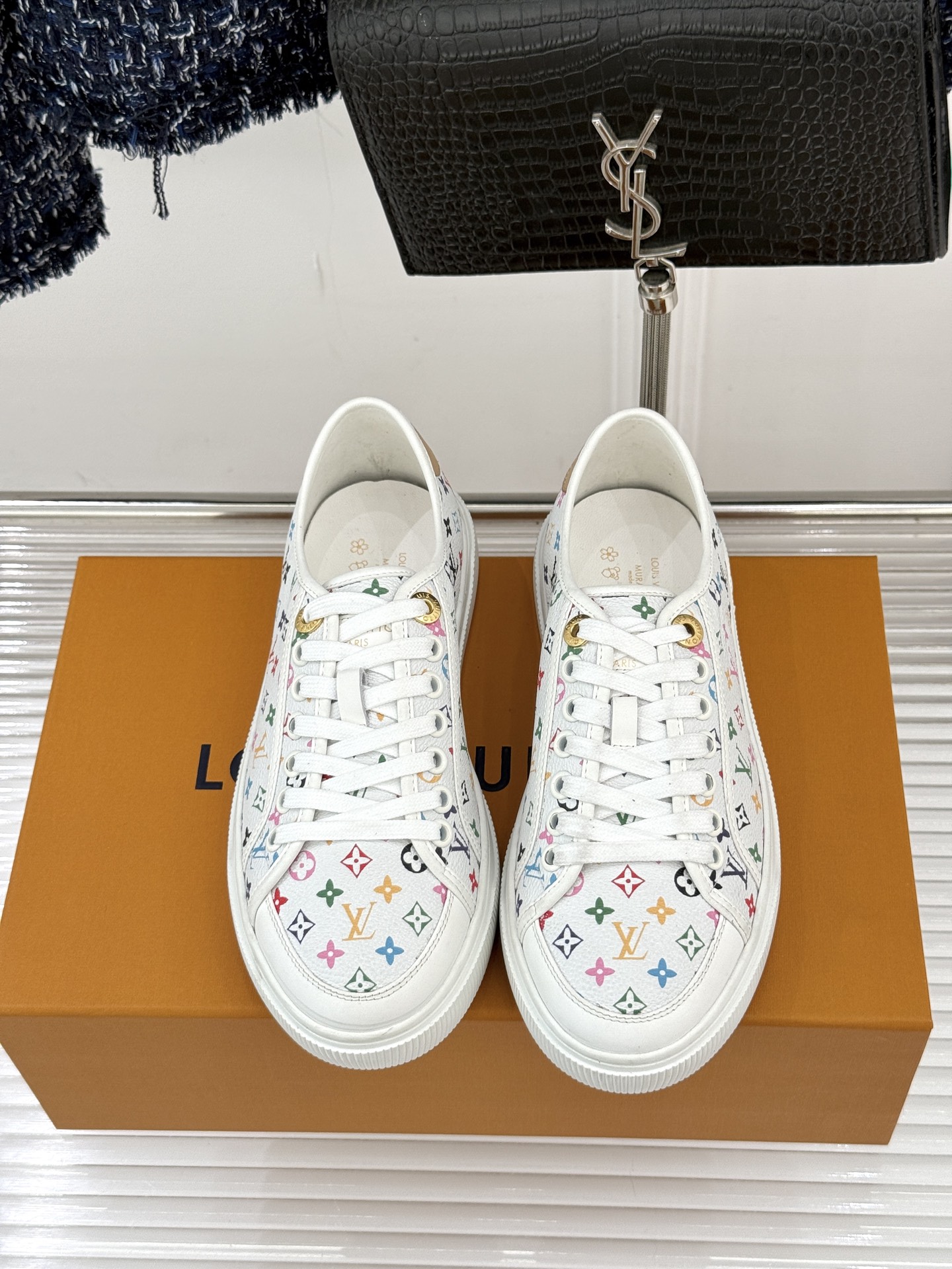 L*V驴家26WF早春新品老花休闲板鞋当LV百年老花遇上樱桃的鲜活甜润奢雅基因碰撞街头活力 解锁休闲新范