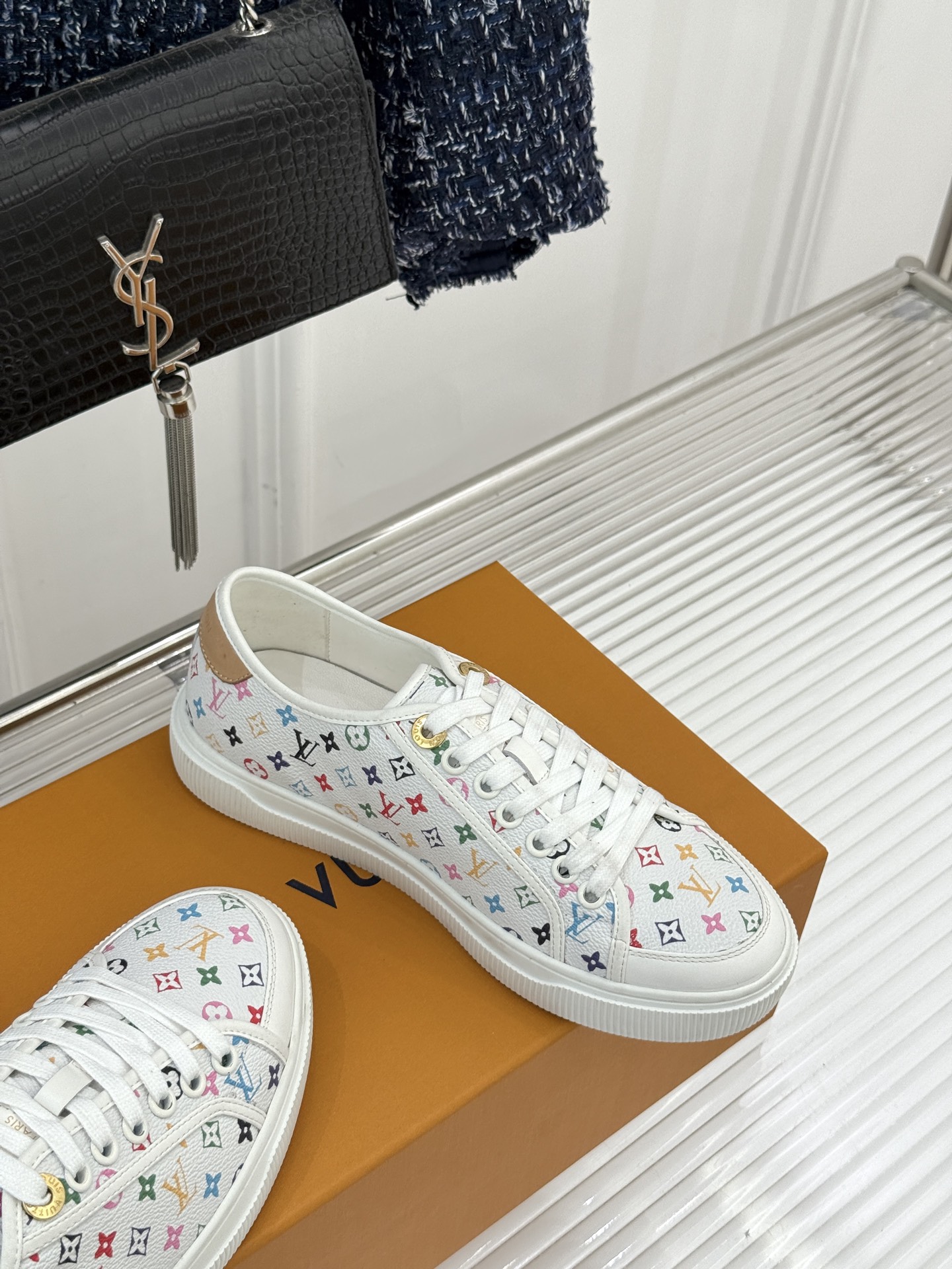 L*V驴家26WF早春新品老花休闲板鞋当LV百年老花遇上樱桃的鲜活甜润奢雅基因碰撞街头活力 解锁休闲新范