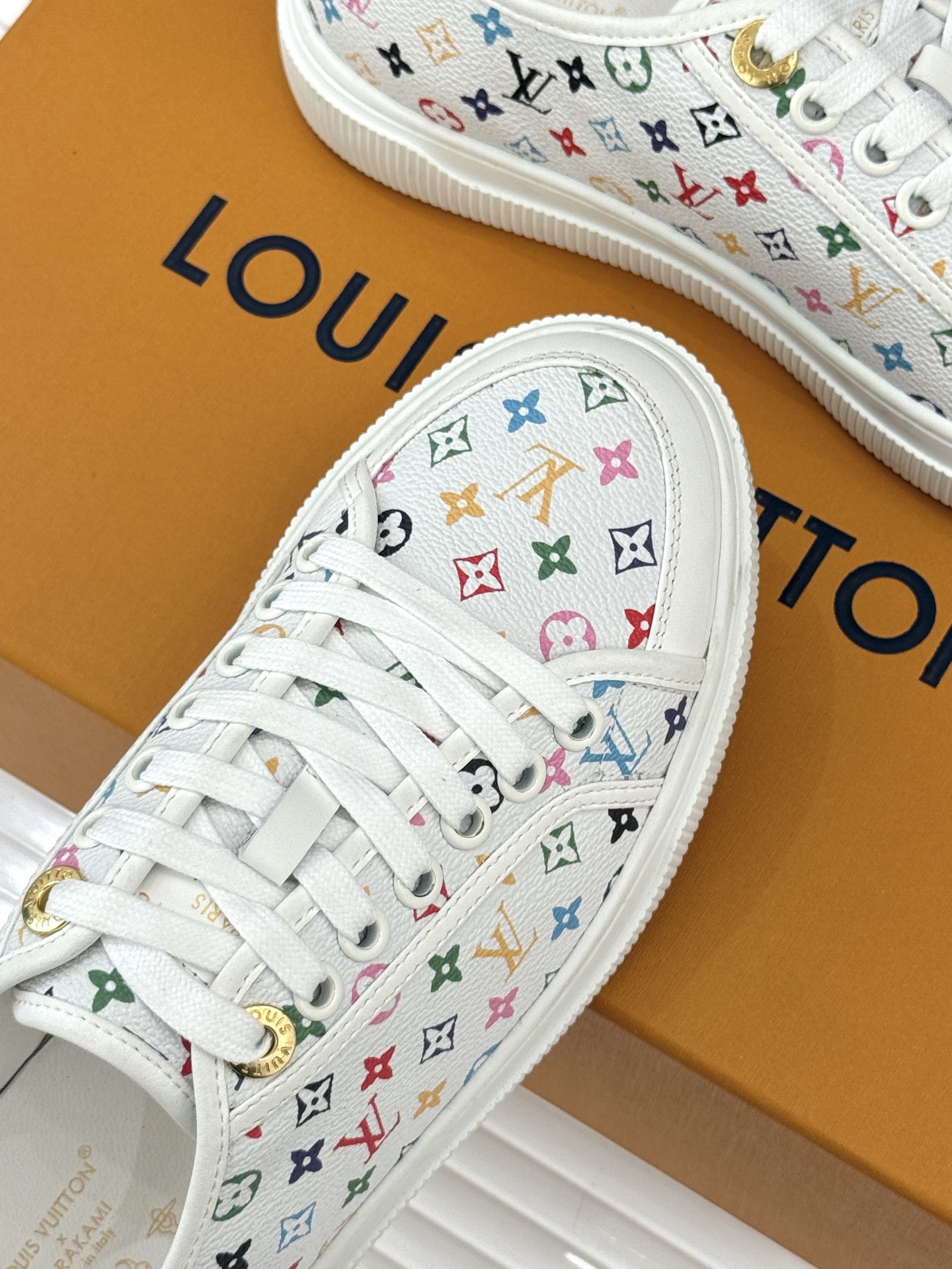 L*V驴家26WF早春新品老花休闲板鞋当LV百年老花遇上樱桃的鲜活甜润奢雅基因碰撞街头活力 解锁休闲新范