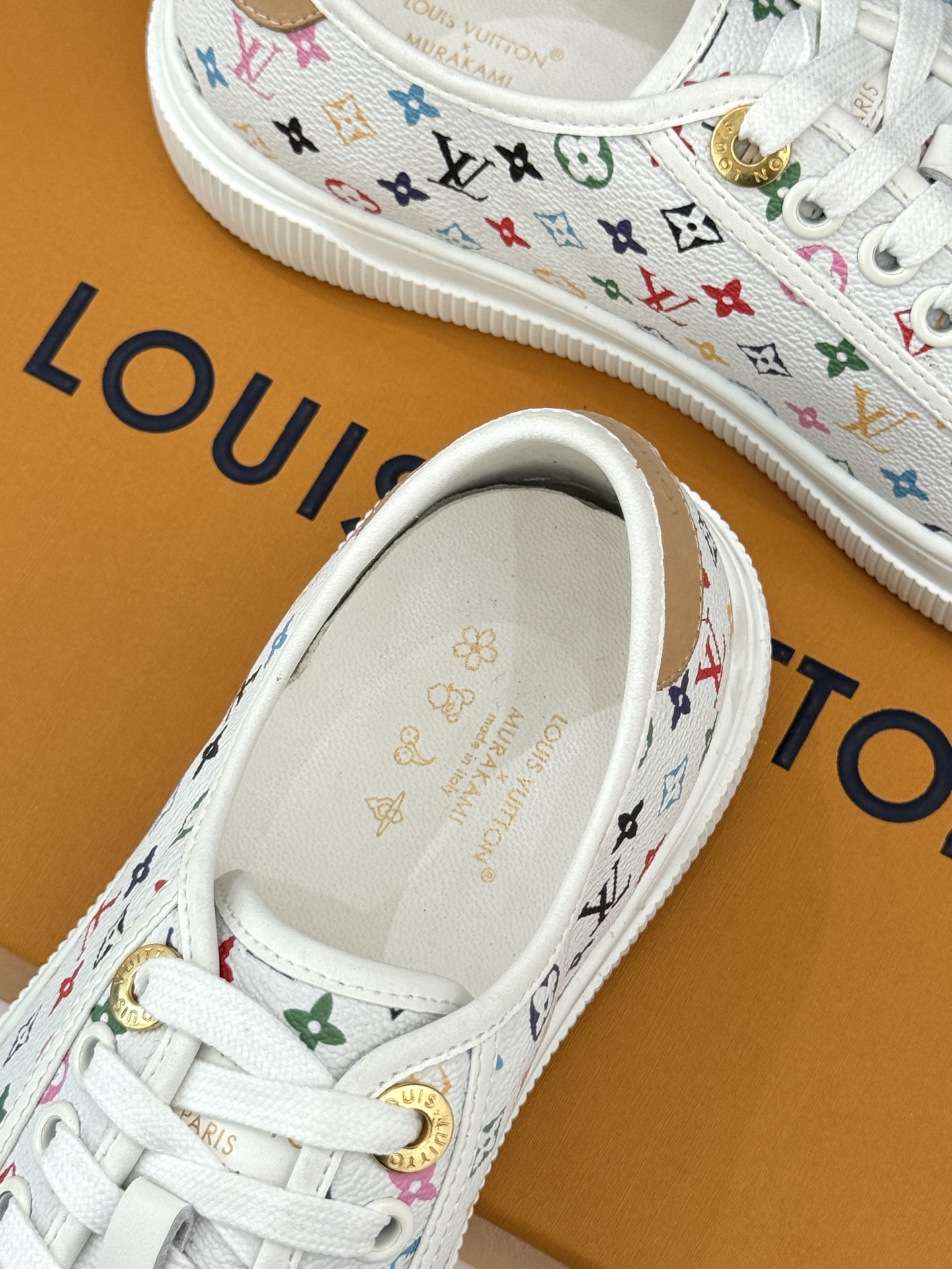 L*V驴家26WF早春新品老花休闲板鞋当LV百年老花遇上樱桃的鲜活甜润奢雅基因碰撞街头活力 解锁休闲新范