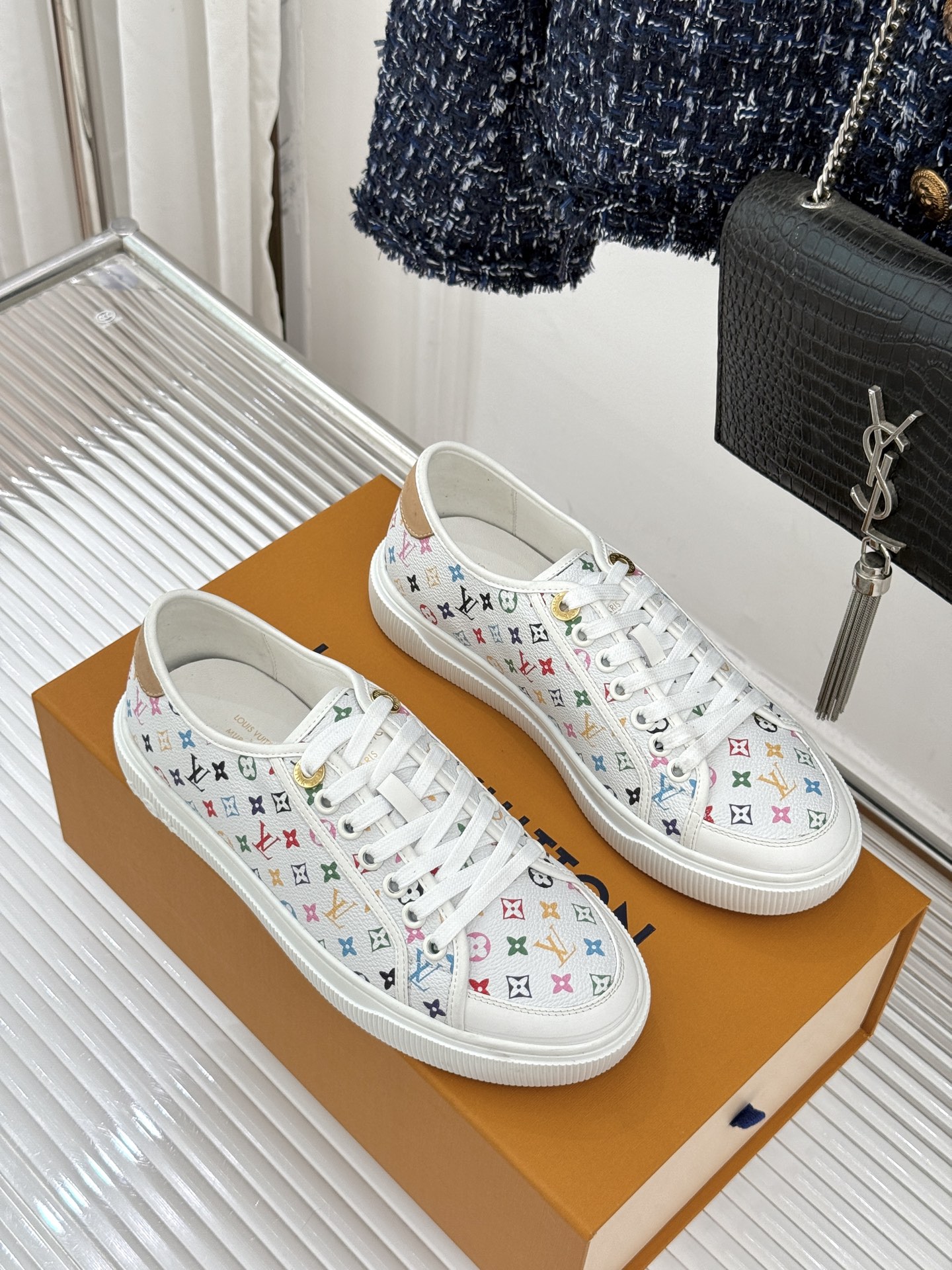 L*V驴家26WF早春新品老花休闲板鞋当LV百年老花遇上樱桃的鲜活甜润奢雅基因碰撞街头活力 解锁休闲新范