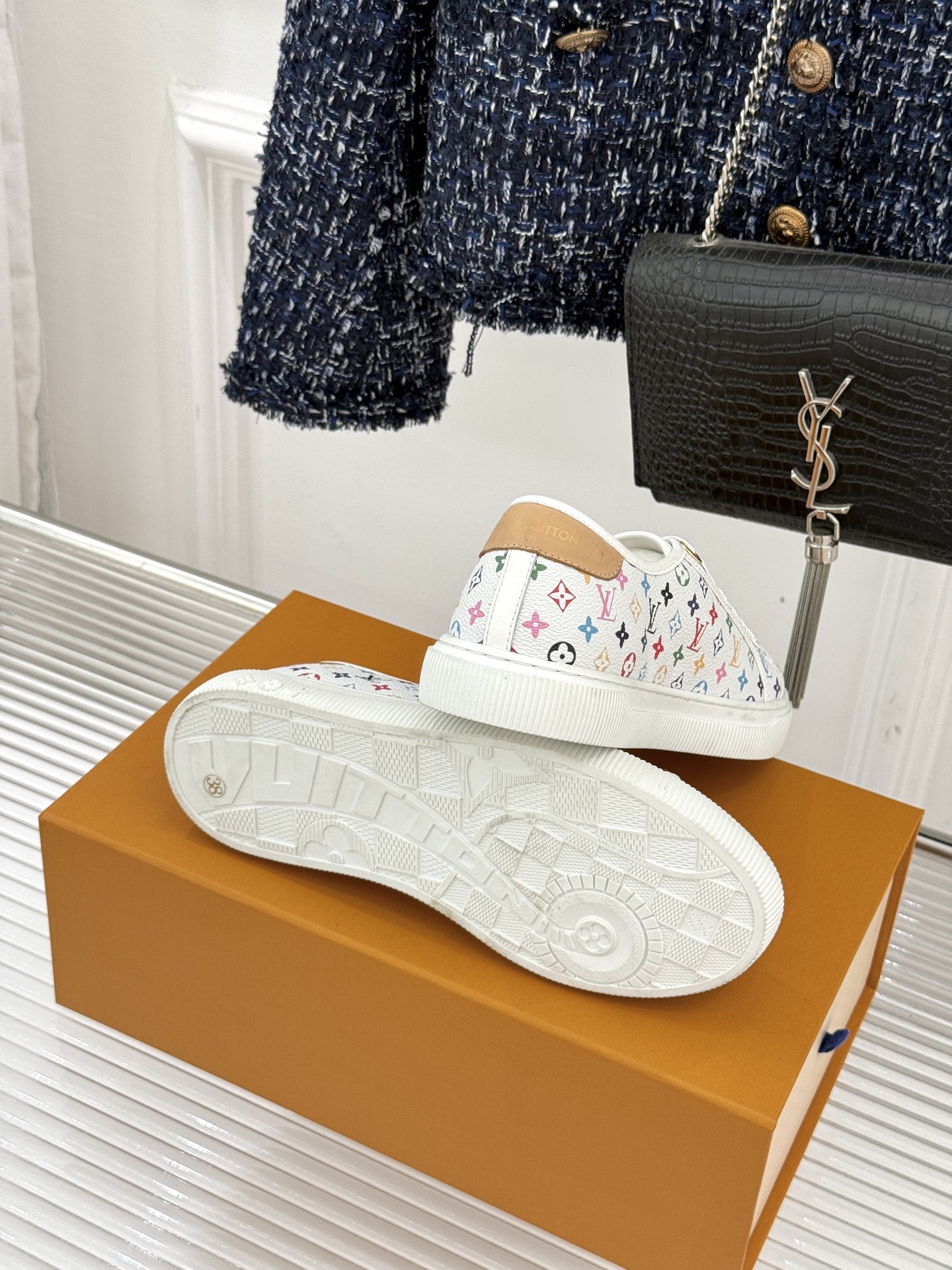 L*V驴家26WF早春新品老花休闲板鞋当LV百年老花遇上樱桃的鲜活甜润奢雅基因碰撞街头活力 解锁休闲新范