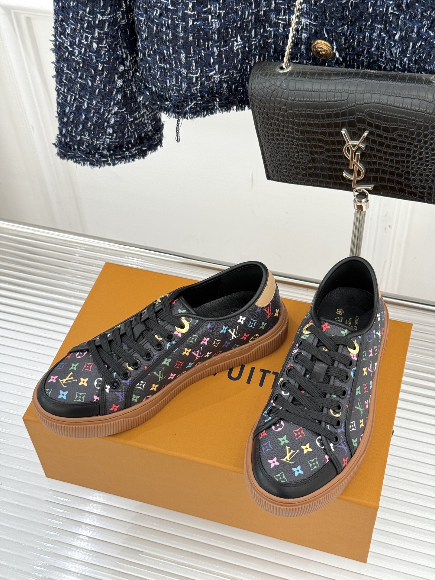 L*V驴家26WF早春新品老花休闲板鞋当LV百年老花遇上樱桃的鲜活甜润奢雅基因碰撞街头活力 解锁休闲新范