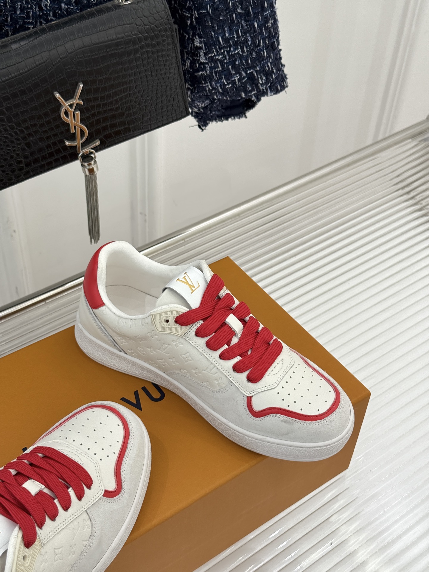 L*V驴家26WF早春新品压花情侣款休闲板鞋小白鞋结合“居家奢华”与“松弛自由”的核心理念它将聚焦老花暗