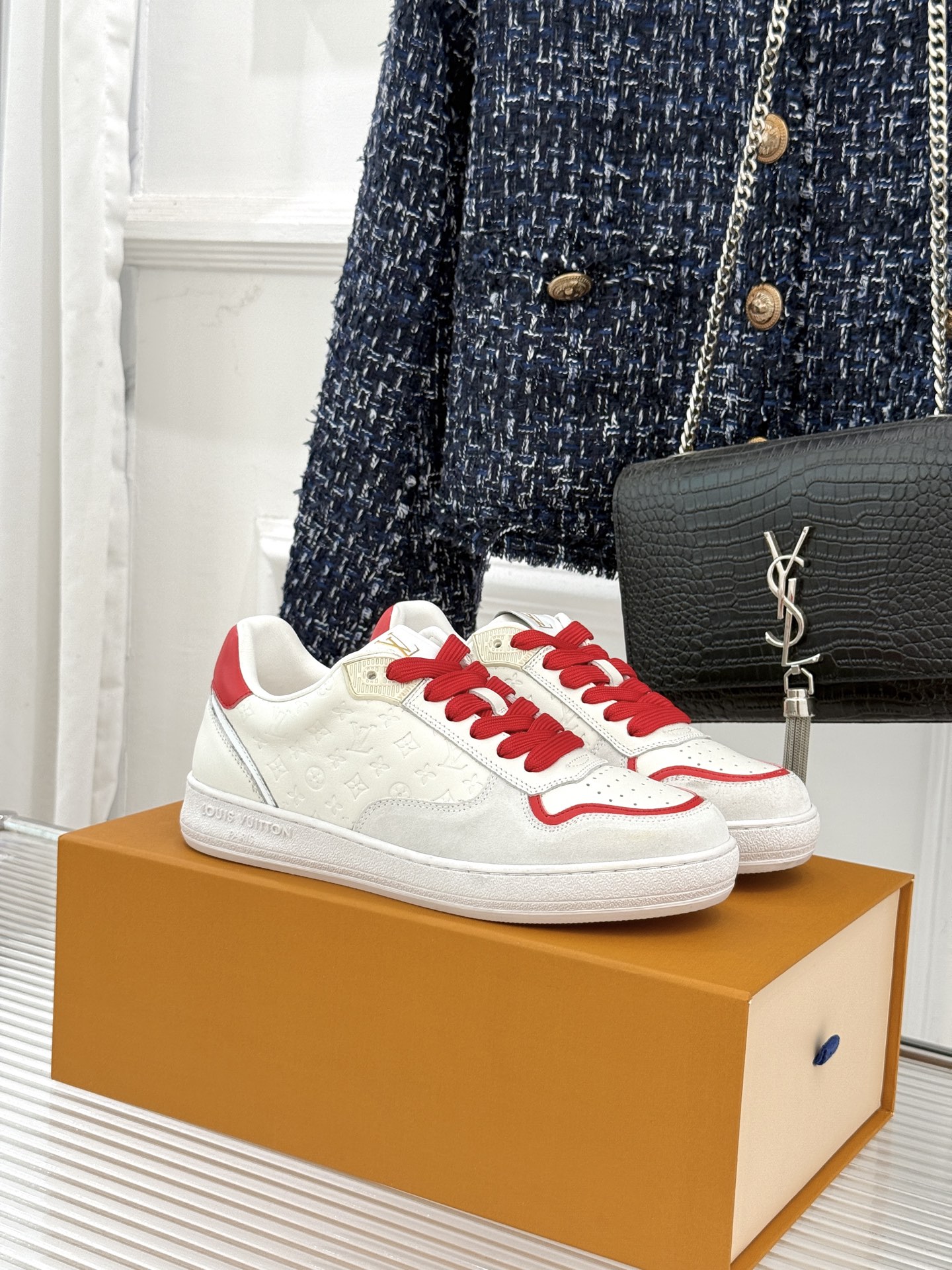 L*V驴家26WF早春新品压花情侣款休闲板鞋小白鞋结合“居家奢华”与“松弛自由”的核心理念它将聚焦老花暗